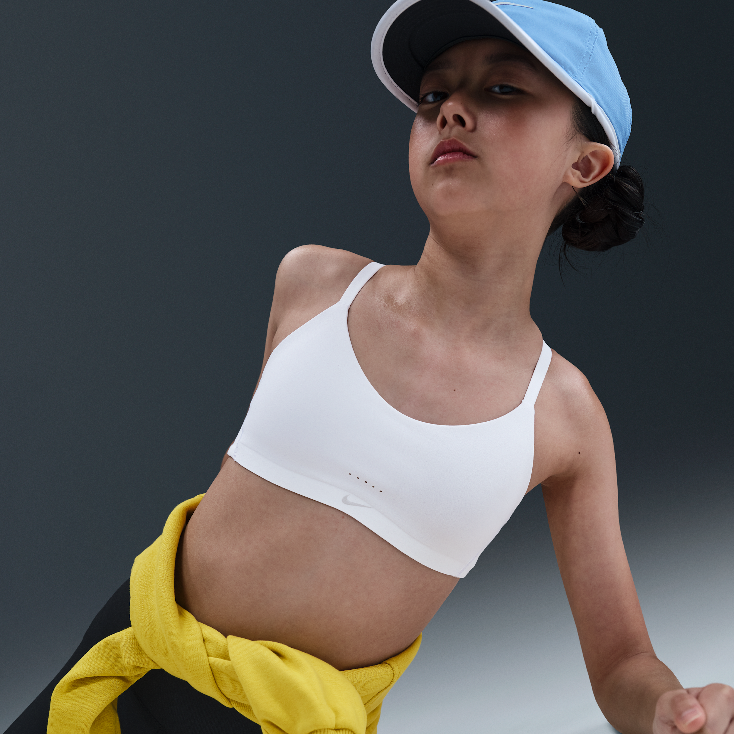 Thumbnail - Nike Alate Sport-BH für junge Athlet:innen - Weiß