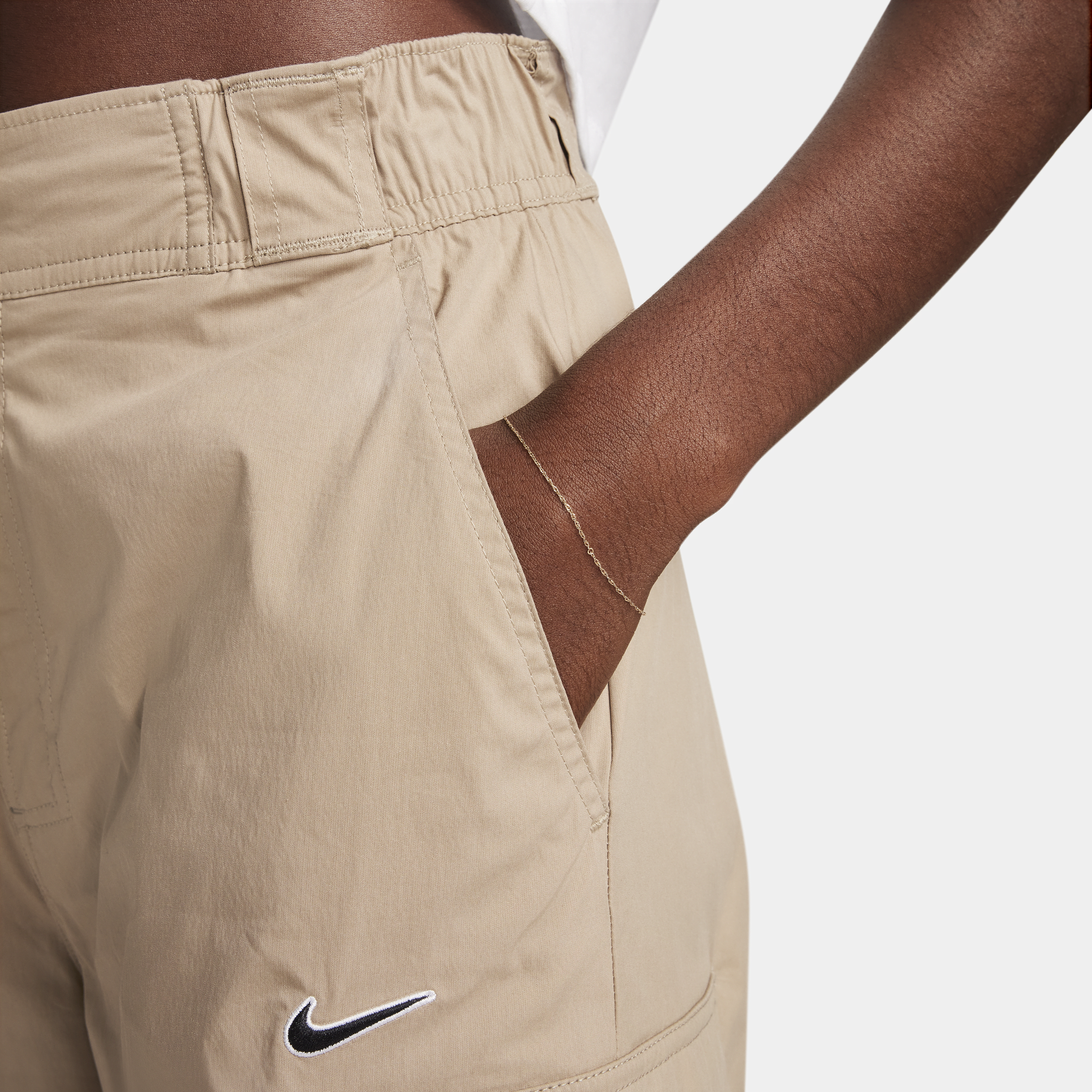 Nike Sportswear ruimvallende geweven cargobroek voor dames met hoge taille Bruin