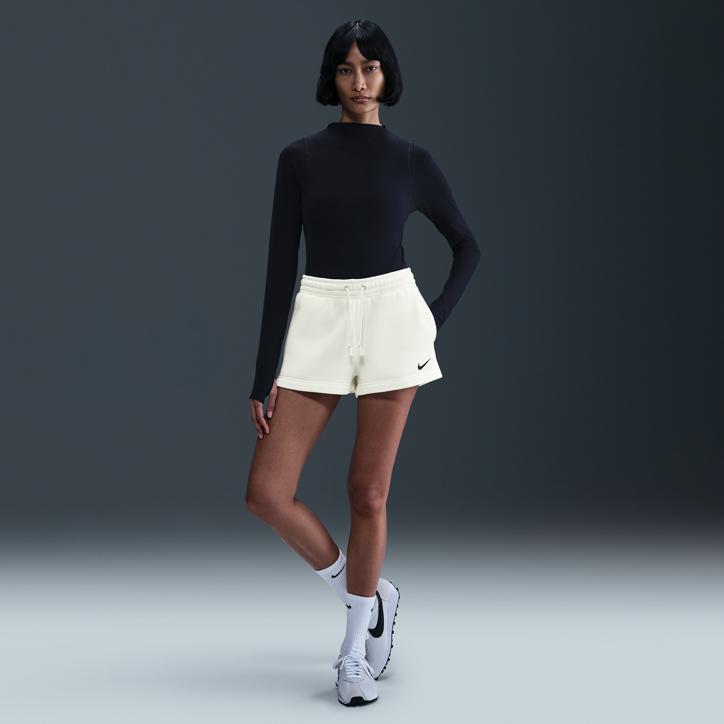 Thumbnail - Nike Sportswear Phoenix Fleece Shorts mit mittelhohem Bund (Damen, ca. 5 cm) - Weiß