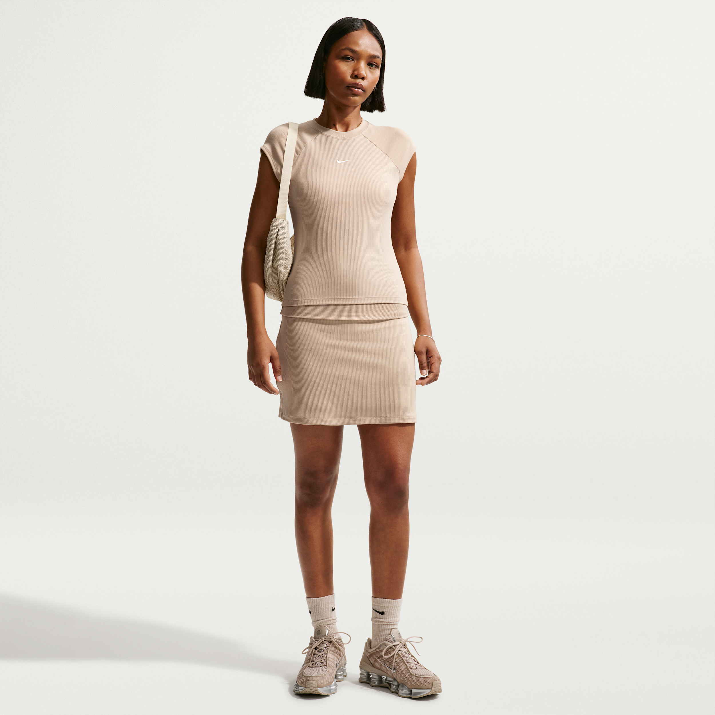 Maskinstrikket Nike Chill-skort med mellemhøj talje og rib til kvinder - brun