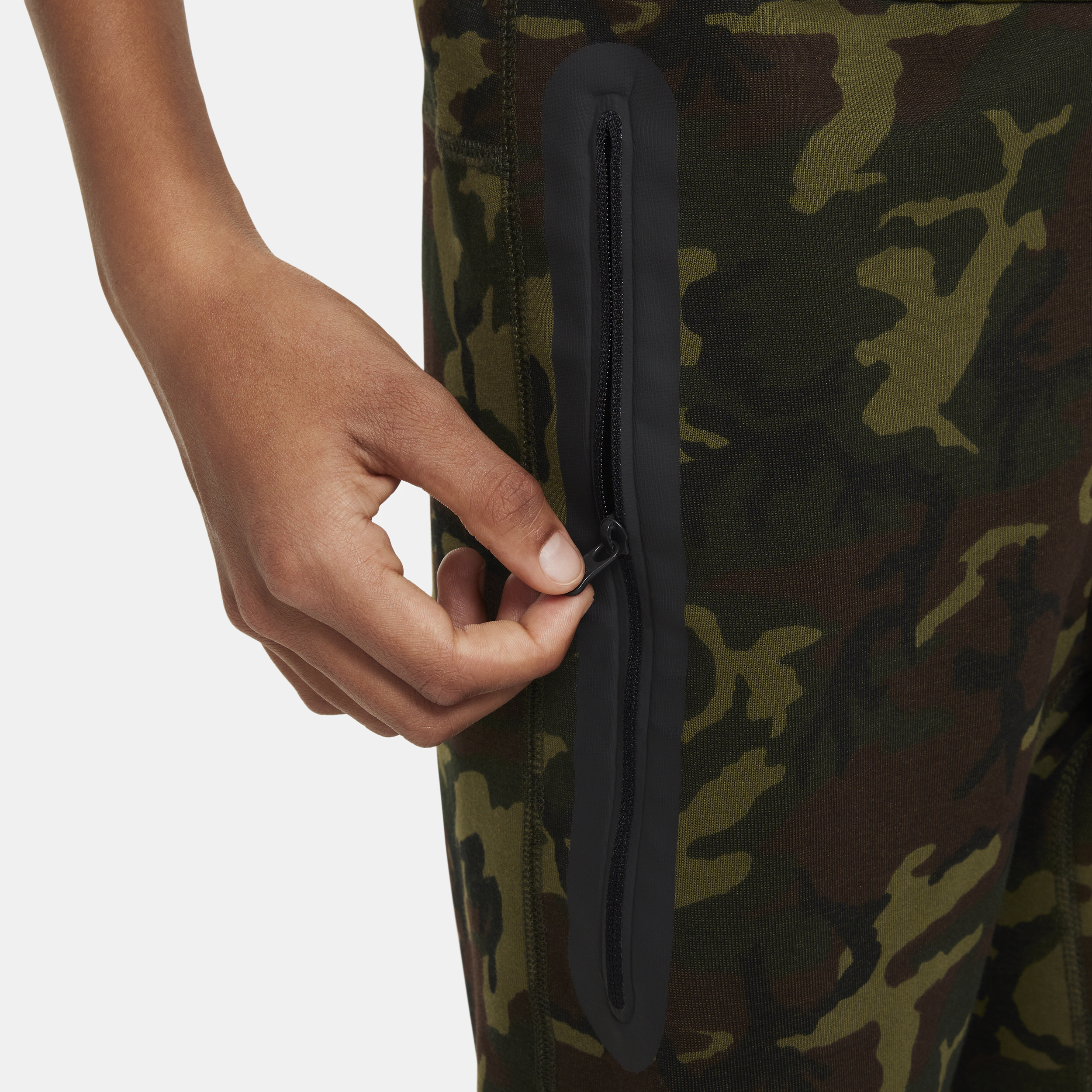 Nike Sportswear Tech Fleece joggingbroek met camouflageprint voor jongens Zwart