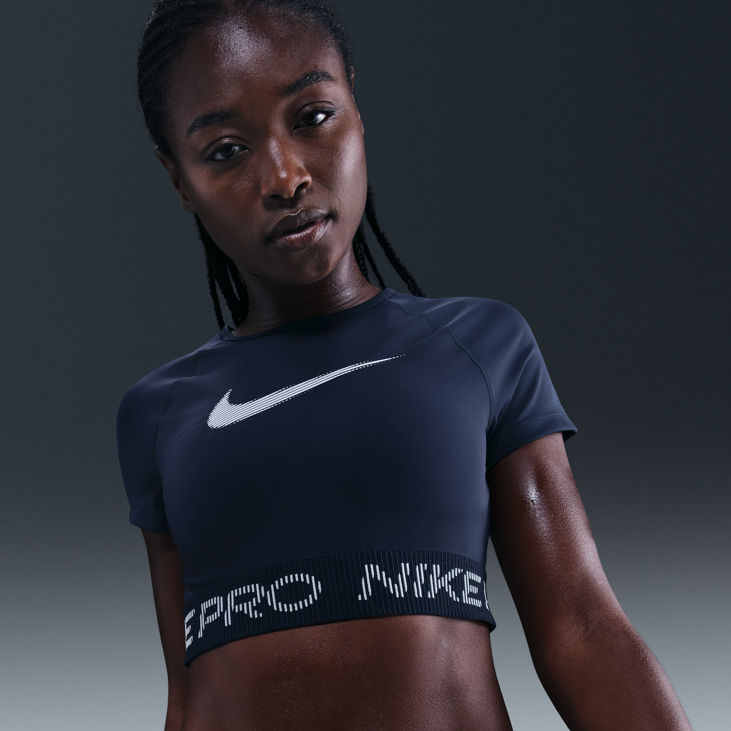 Thumbnail - Nike Pro Dri-FIT kürzer geschnittenes Kurzarmshirt mit Grafik (Damen) - Blau