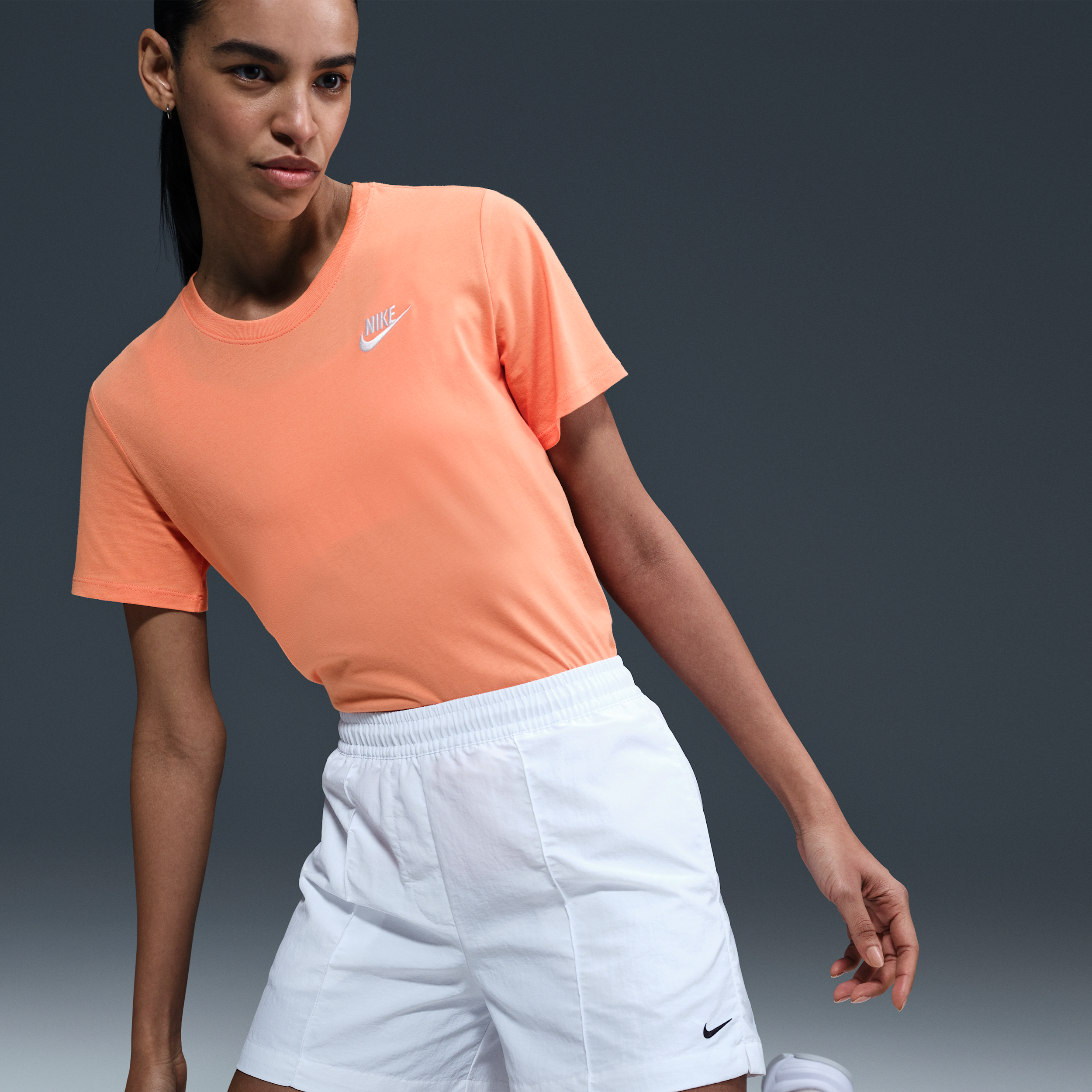 Tee-shirt Nike Sportswear Club Essentials pour femme - Orange