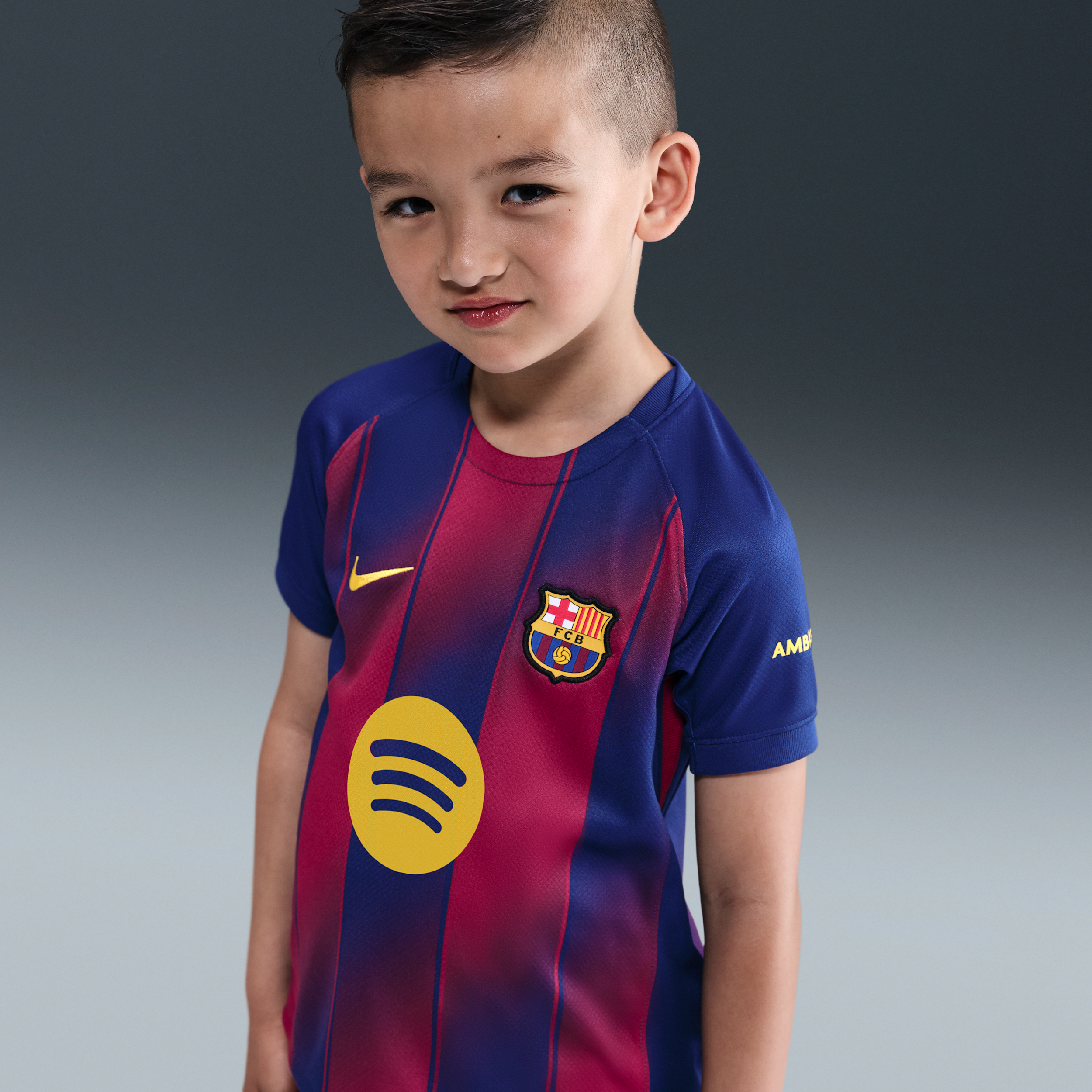 Thumbnail - FC Barcelona 2025/26 Stadium Home dreiteiliges Nike Replika Fußballtrikot-Set (jüngere Kinder) - Blau