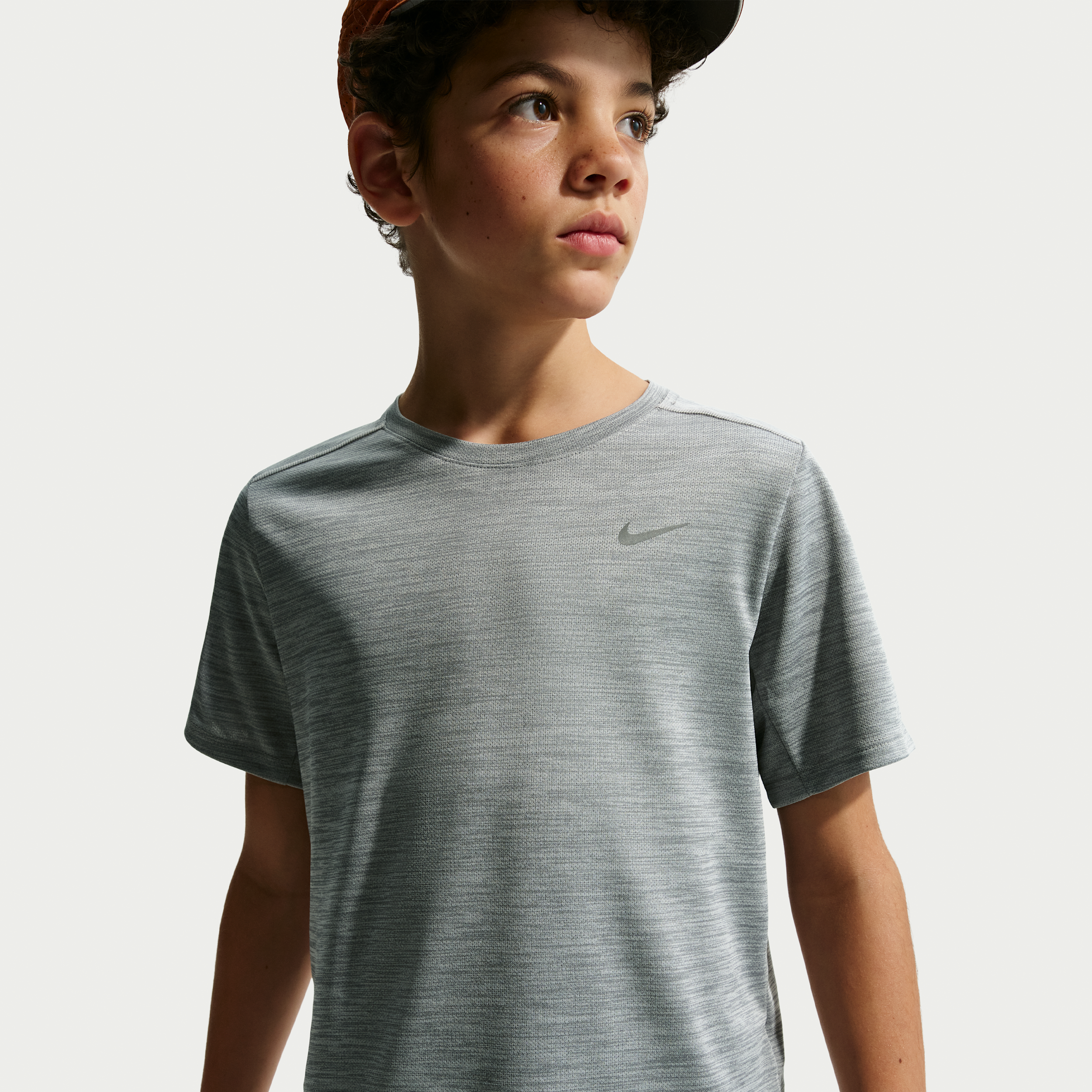 Thumbnail - Nike Miler Dri-FIT Kurzarmshirt (ältere Kinder) - Grau