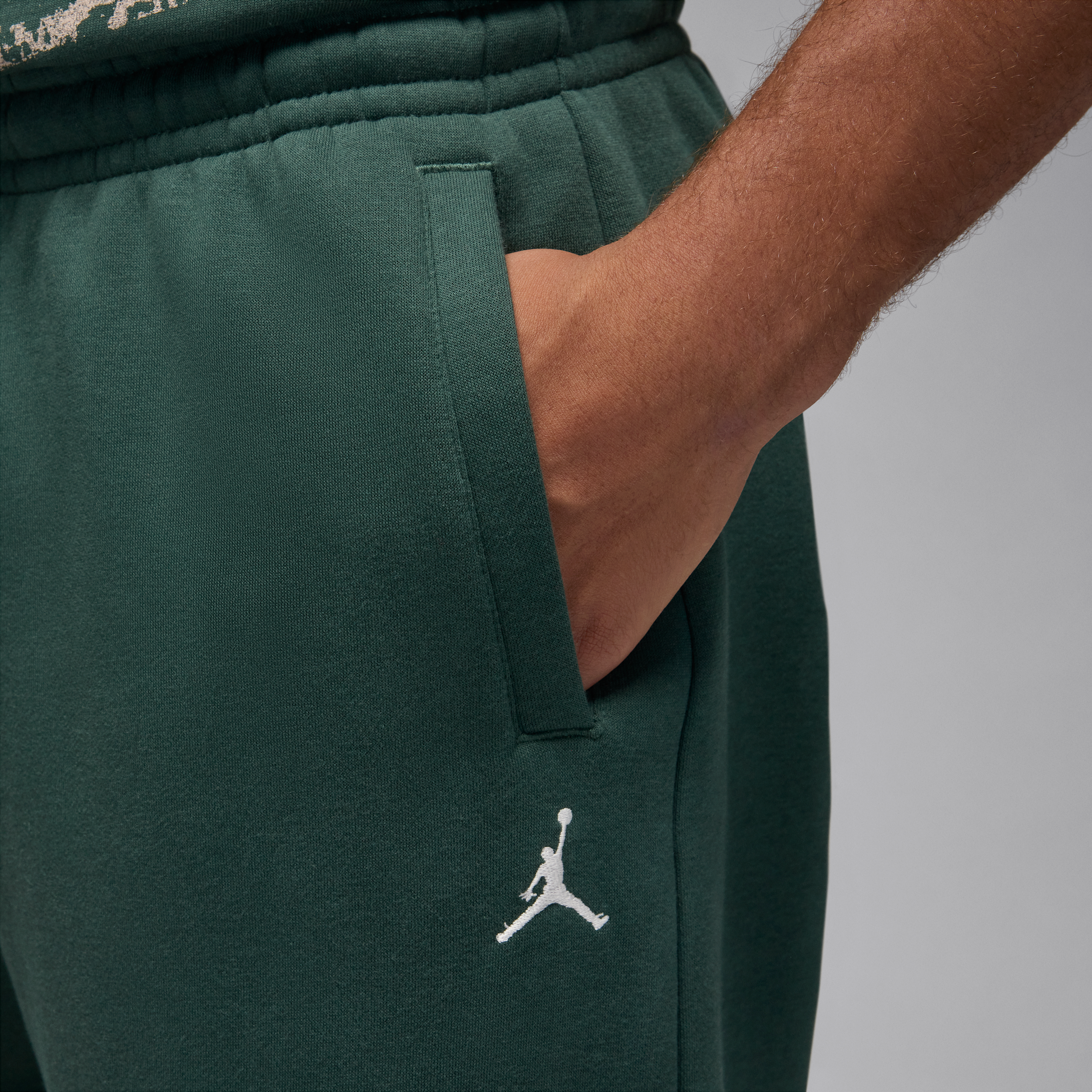 Thumbnail - Jordan Brooklyn Fleece Oversize-Hose mit offenem Saum (Herren) - Grün