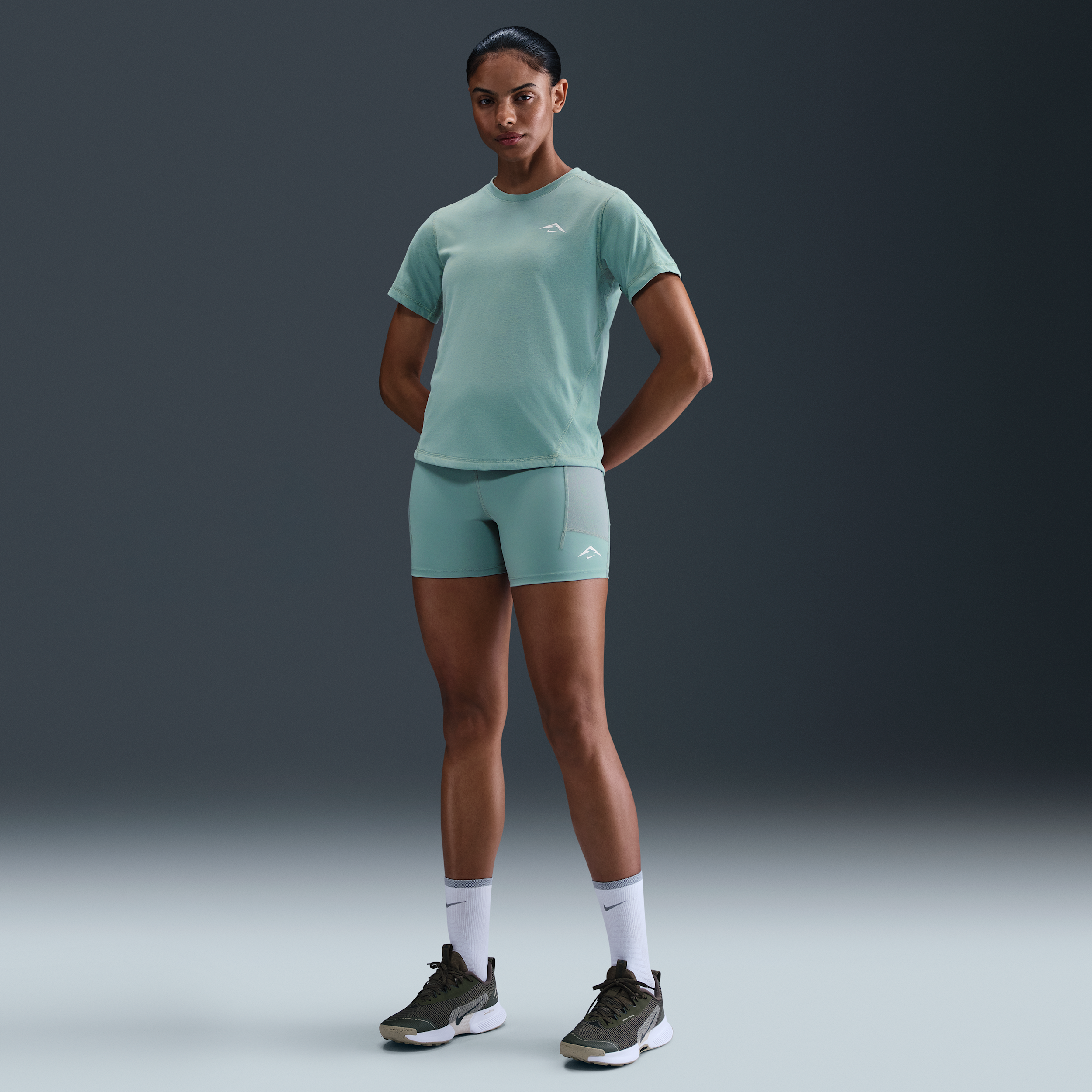 Thumbnail - Nike Trail eng anliegende Dri-FIT Laufshorts (ca. 10 cm) mit hohem Bund (Damen) - Grün