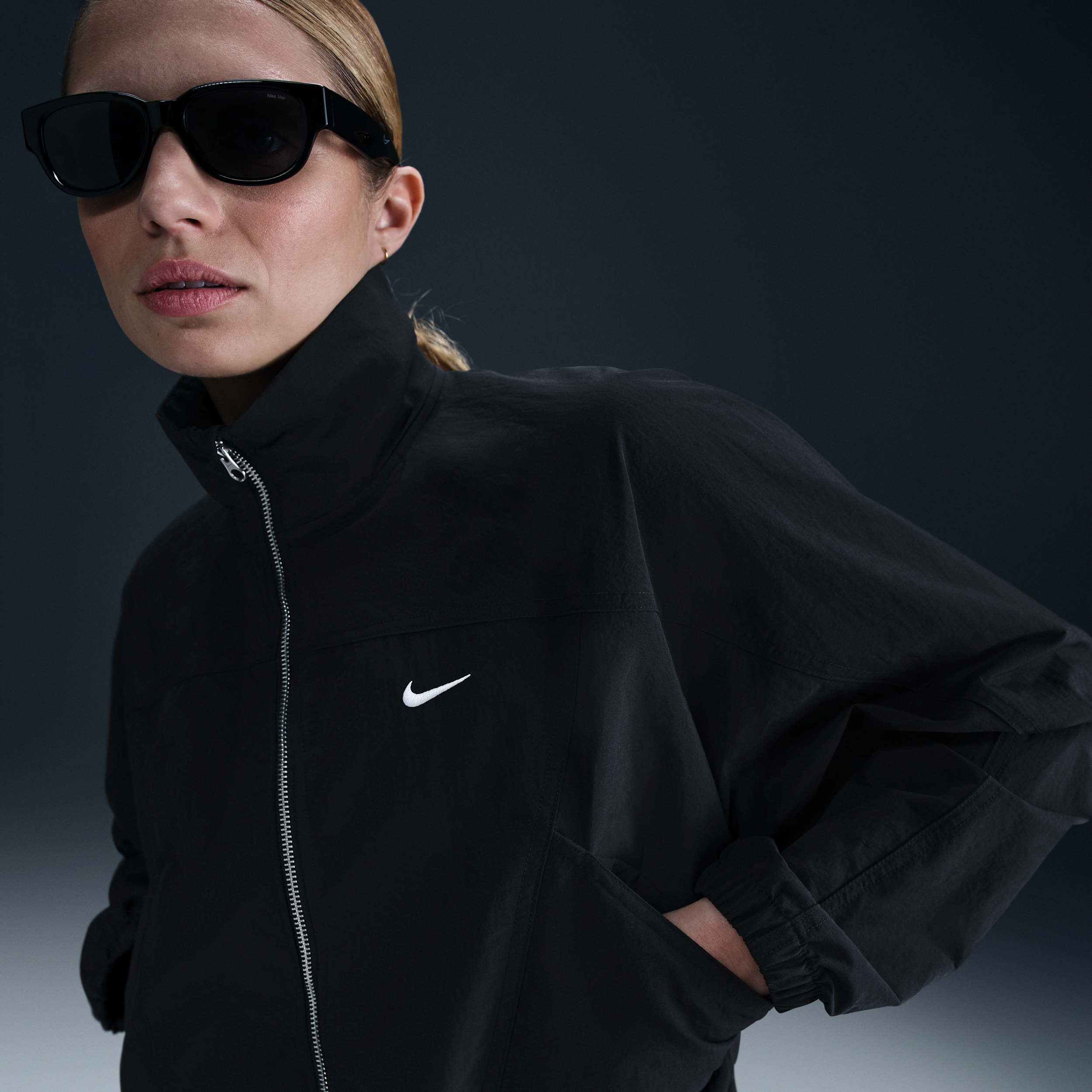 Nike Sportswear Everything Wovens oversized Repel damesjack met uv-bescherming - Zwart