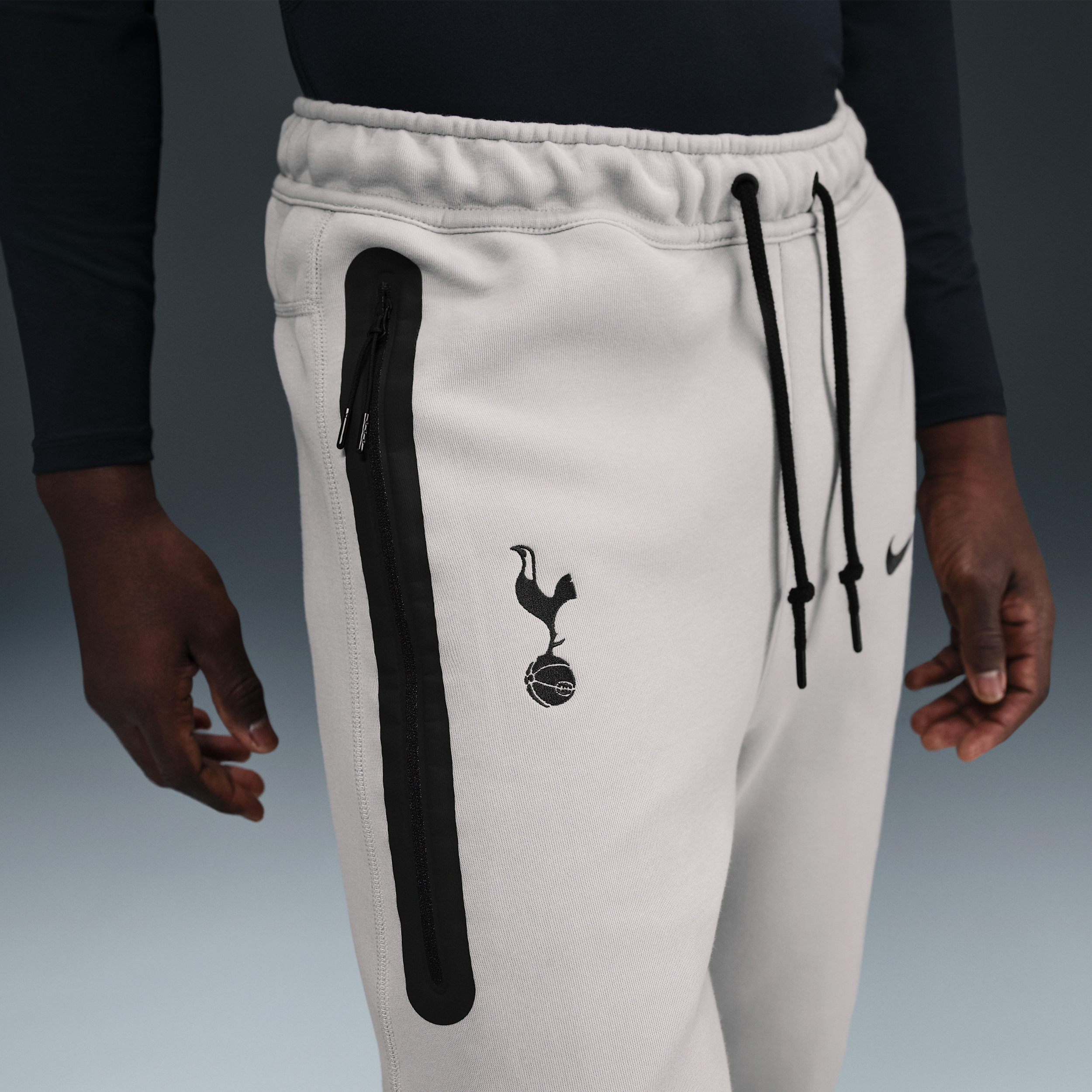 Thumbnail - Tottenham Hotspur Tech Nike Fleece-Fußballjogger (Herren) - Grau