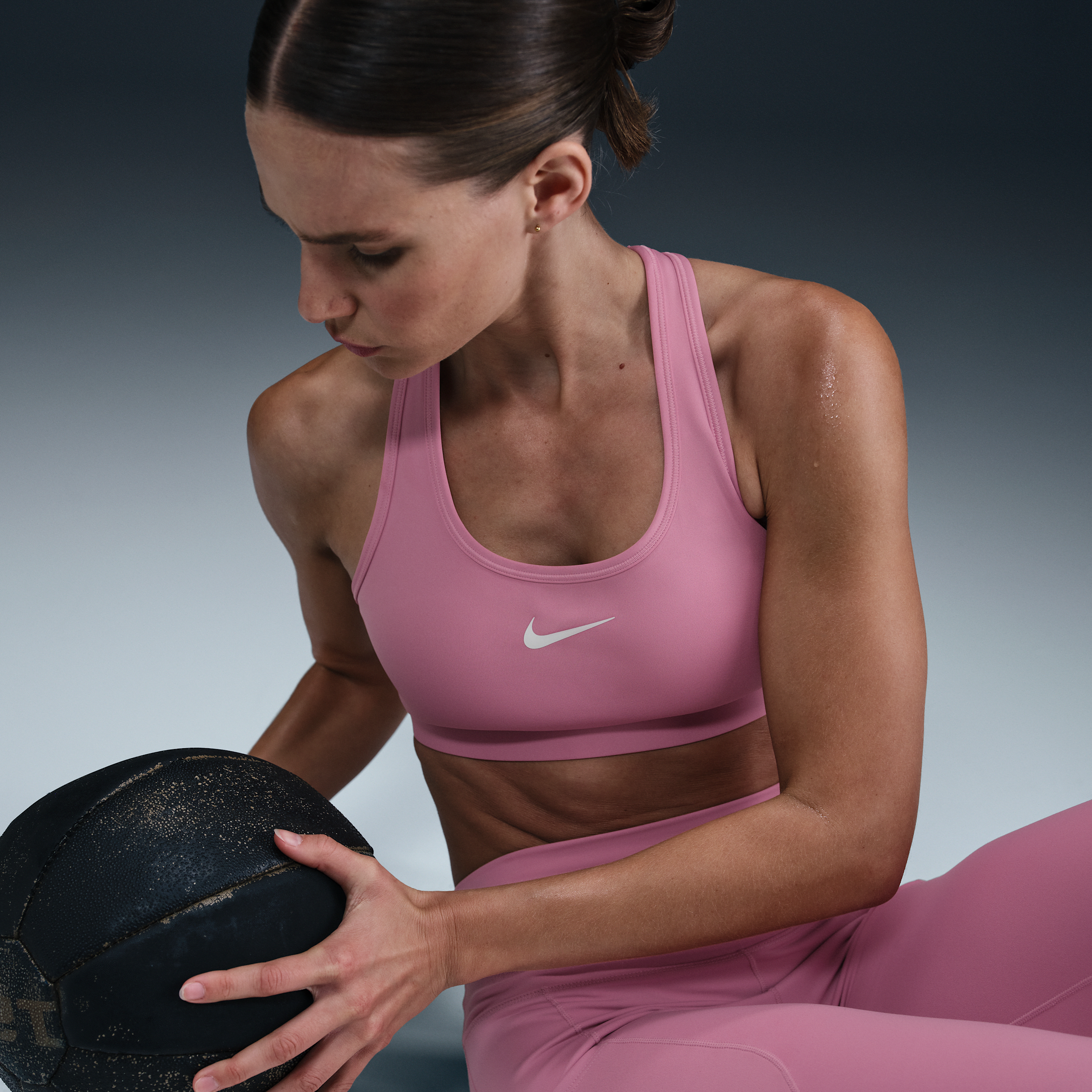 Brassière de sport rembourrée Nike Swoosh Medium Support pour femme - Rose