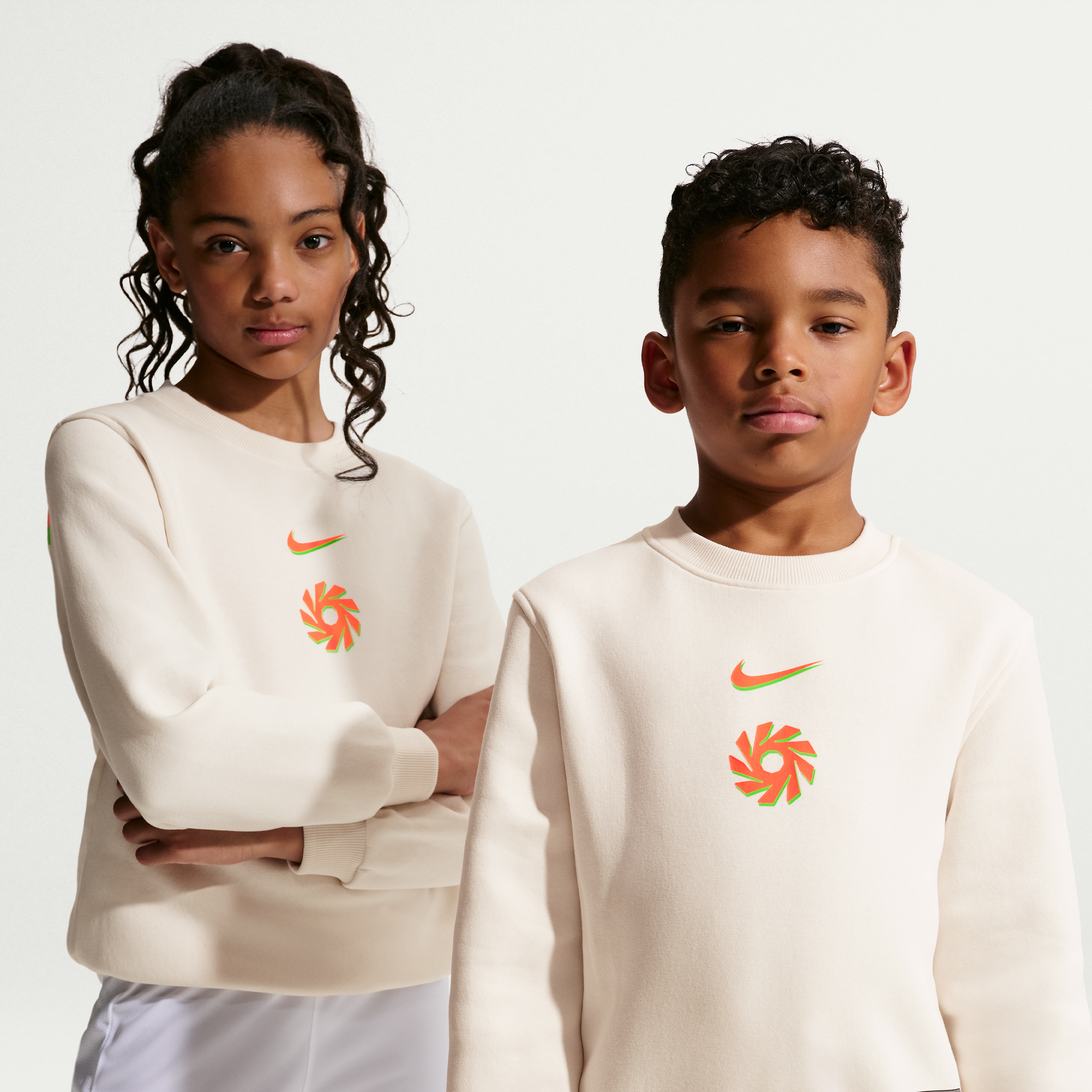 Erling Haaland Club Fleece Nike-fodboldtrøje med rund hals til større børn - grå