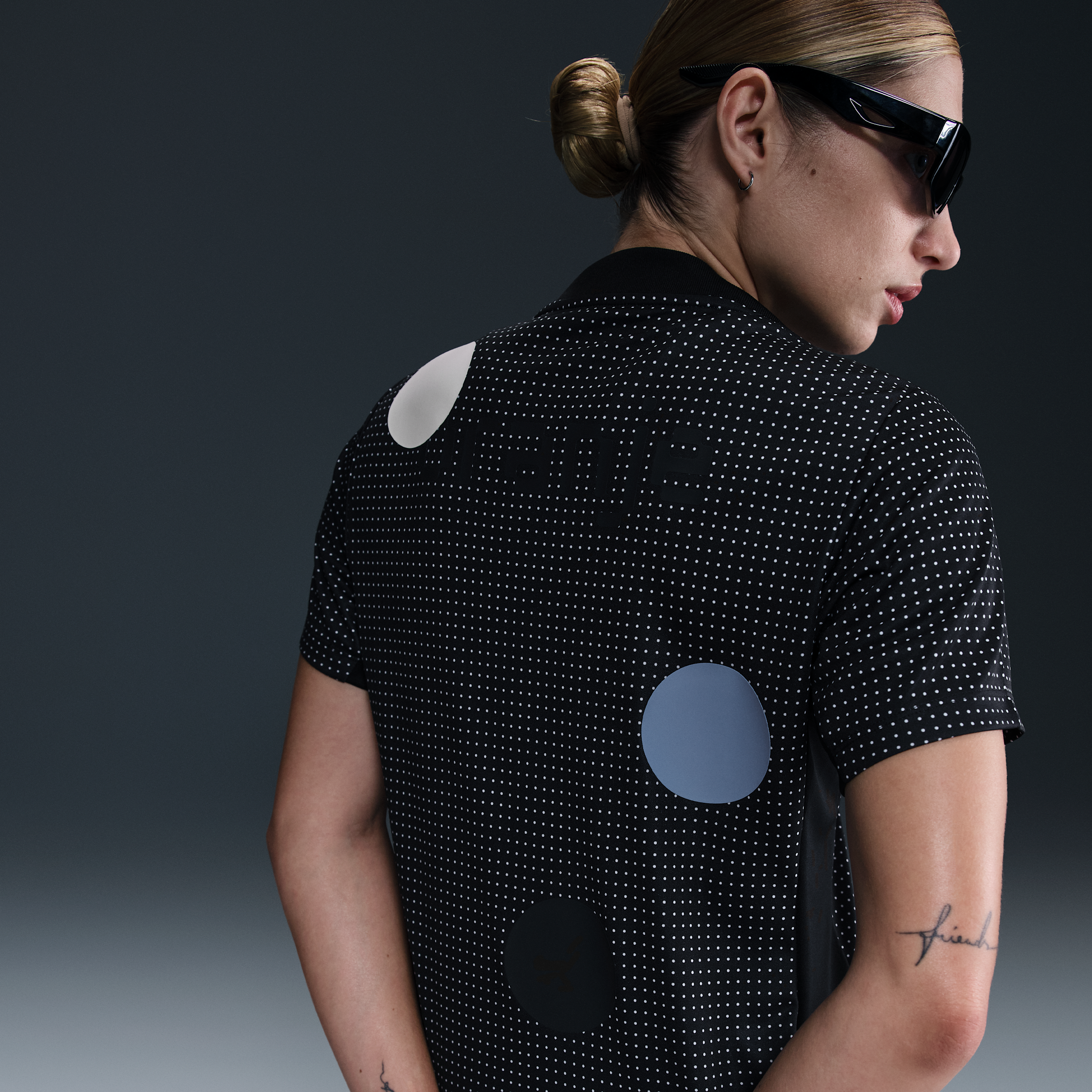 Thumbnail - Niederlande Academy Pro Nike Dri-FIT kurzärmeliges Pre-Match-Fußballoberteil (Damen) - Schwarz