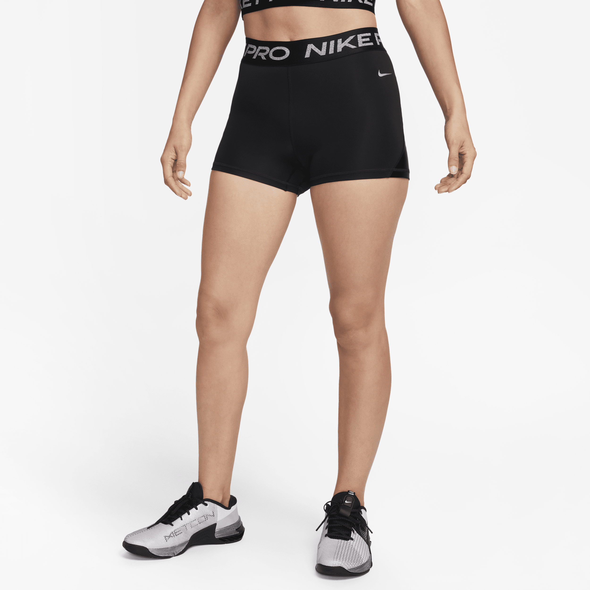 Nike Pro damesshorts met halfhoge taille (8 cm) Zwart