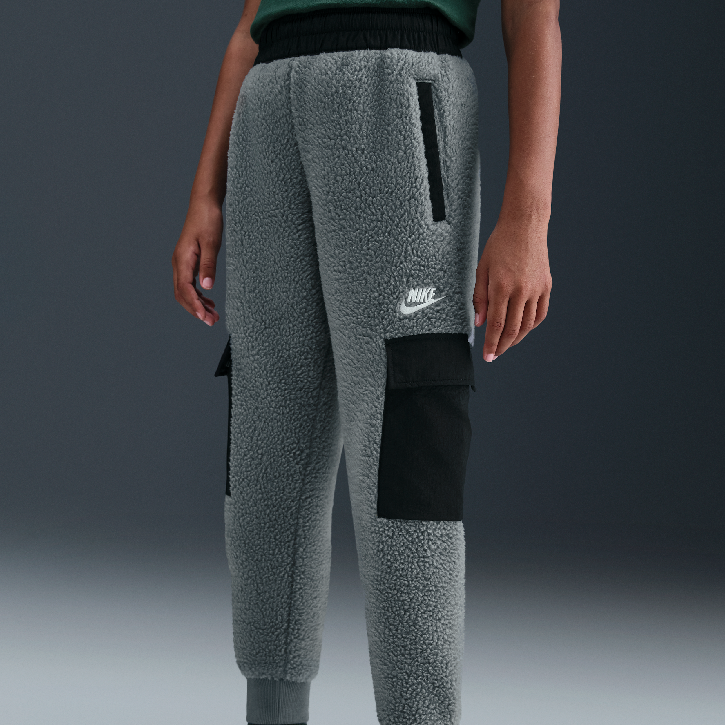 Thumbnail - Nike Club Fleece Cargohose für ältere Kinder - Grau