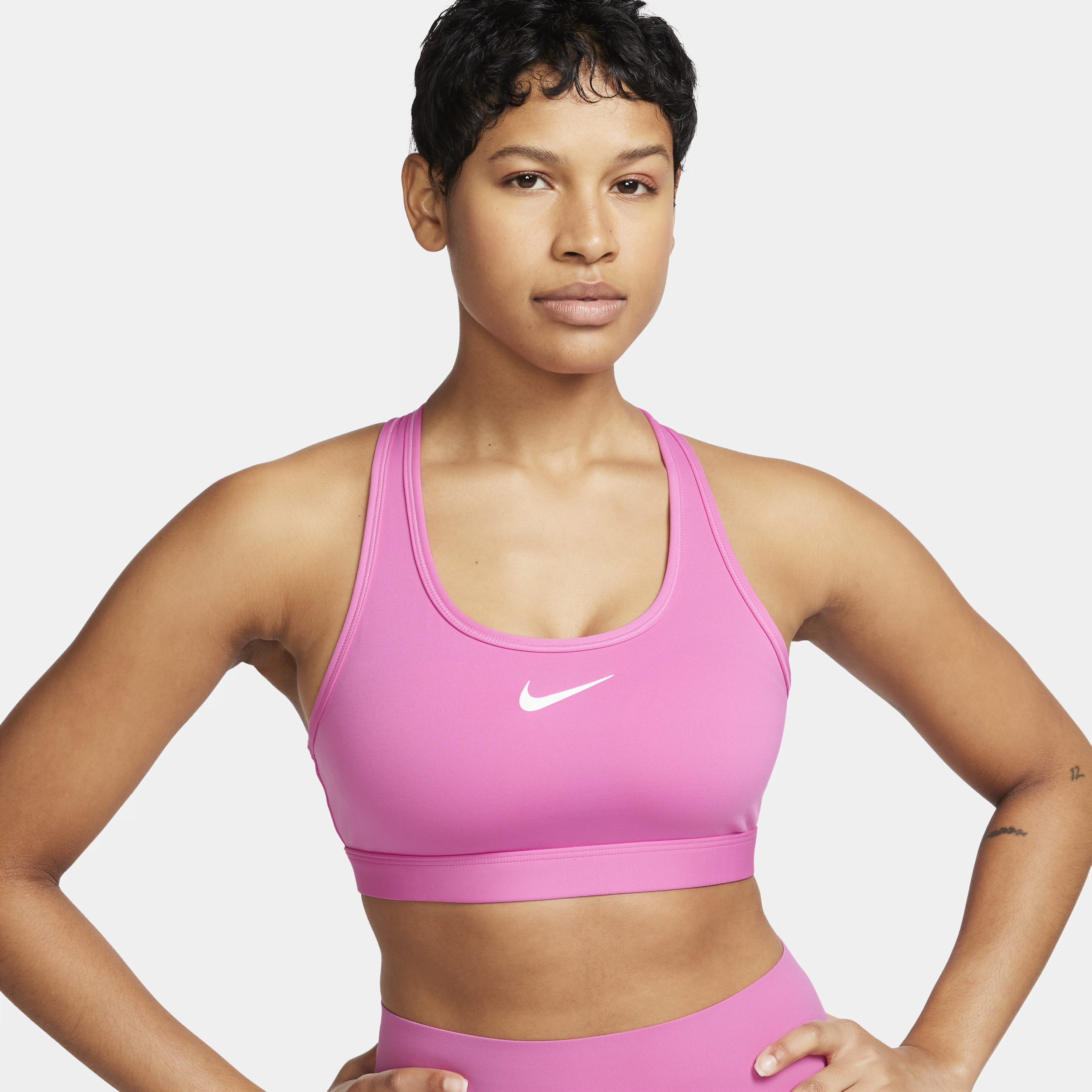 Thumbnail - Nike Swoosh gepolsterter Sport-BH mit mittlerem Halt - Rot