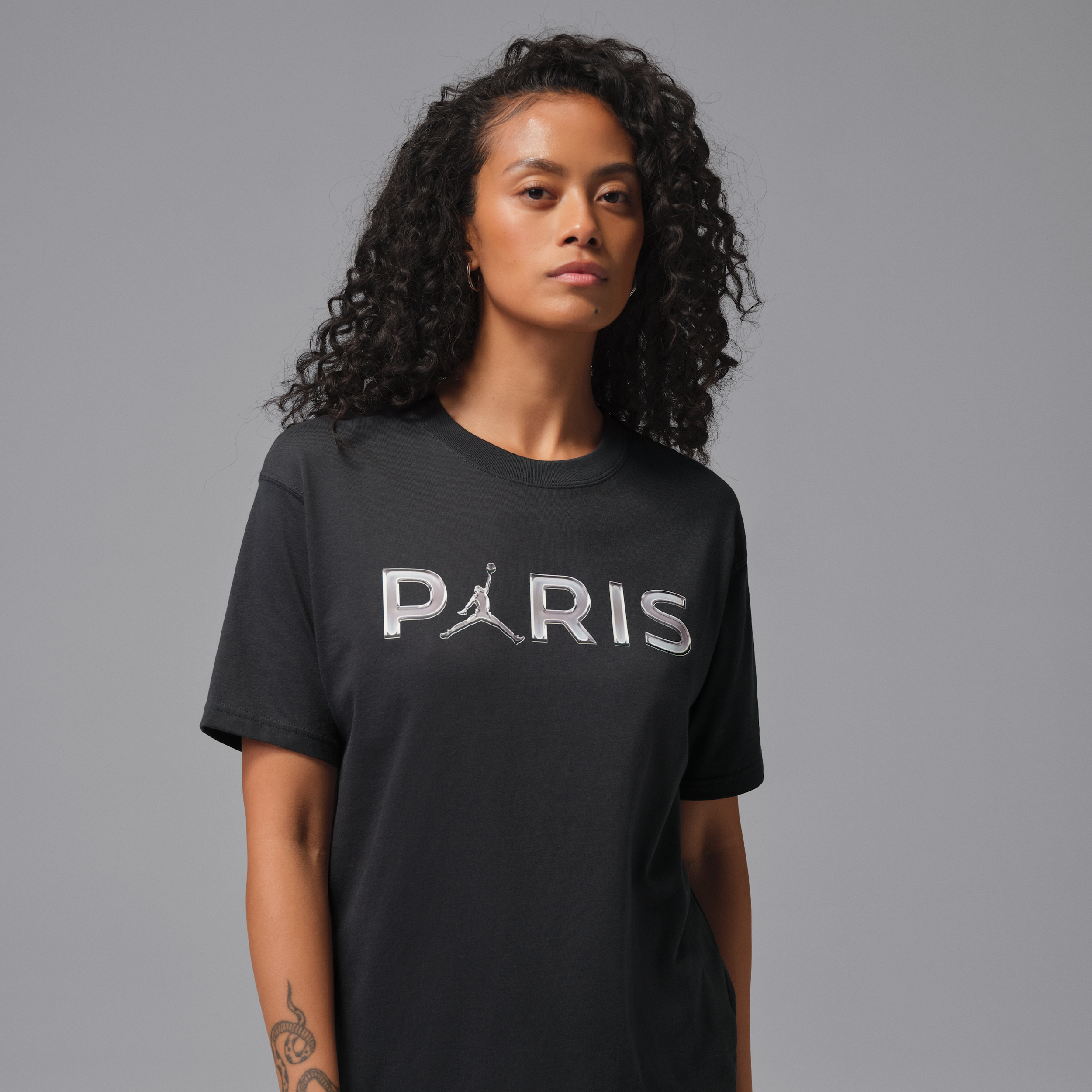 Thumbnail - Paris Saint-Germain Girlfriend-T-Shirt mit Grafik (Damen) - Grau