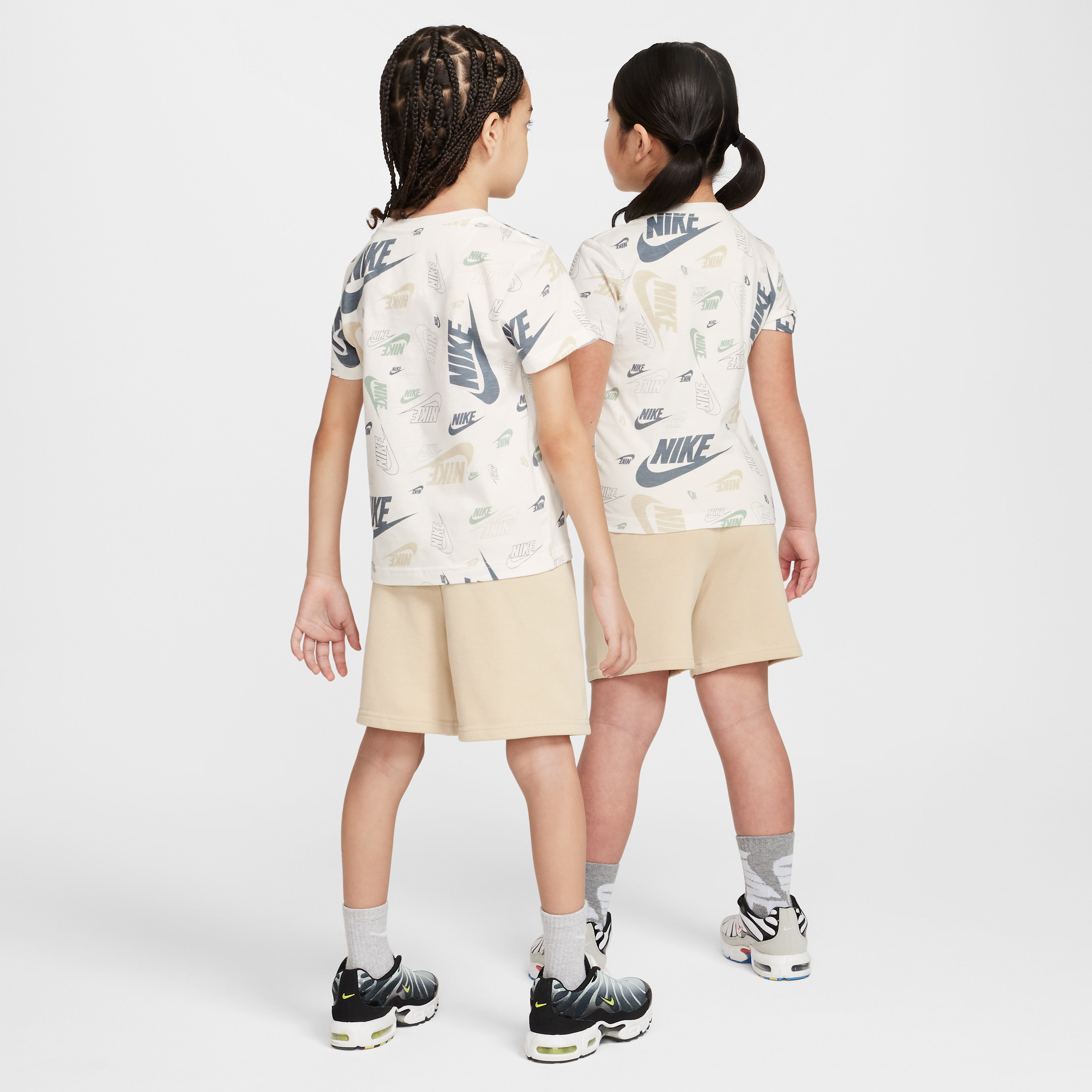 Thumbnail - Nike T-Shirt mit Print und leichten Shorts aus French Terry (jüngere Kinder) - Braun