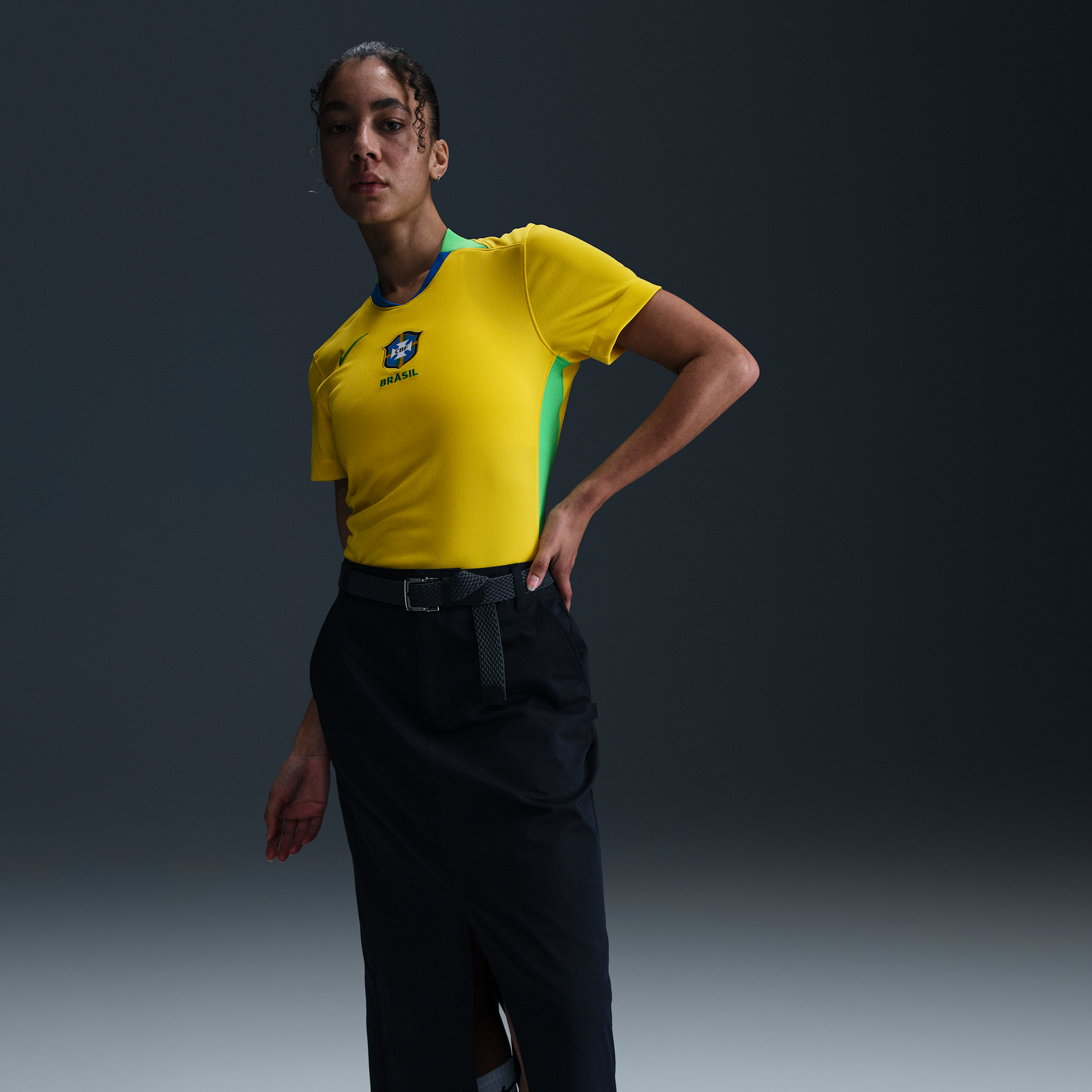 Thumbnail - Brasilien 2025 Stadium Home (Frauenteam) Nike Replika-Fußballtrikot mit Dri-FIT-Technologie (Damen) - Gelb