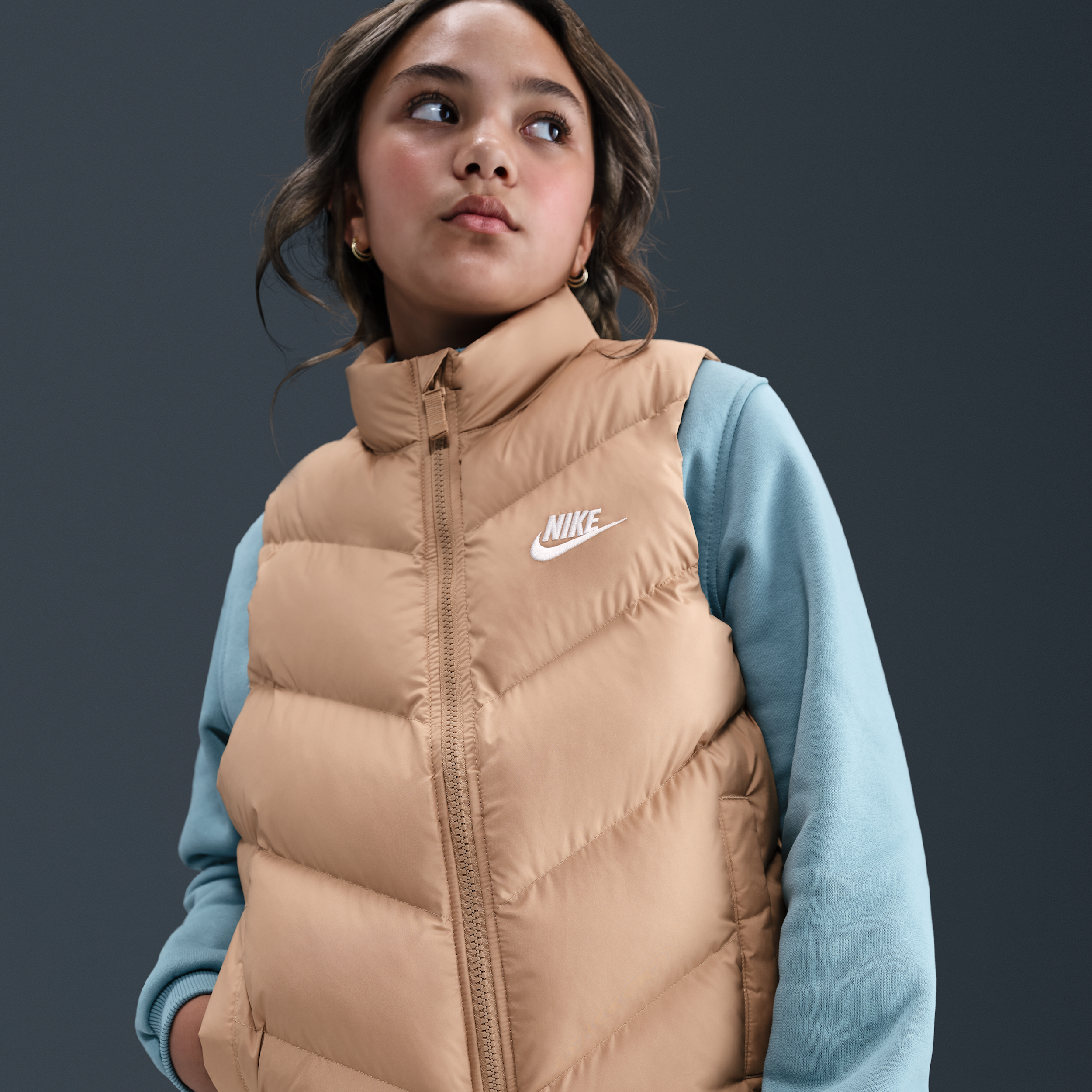 Thumbnail - Nike Sportswear All Day Play Therma-FIT-Puffer-Weste mit weiter Passform (ältere Kinder) - Braun