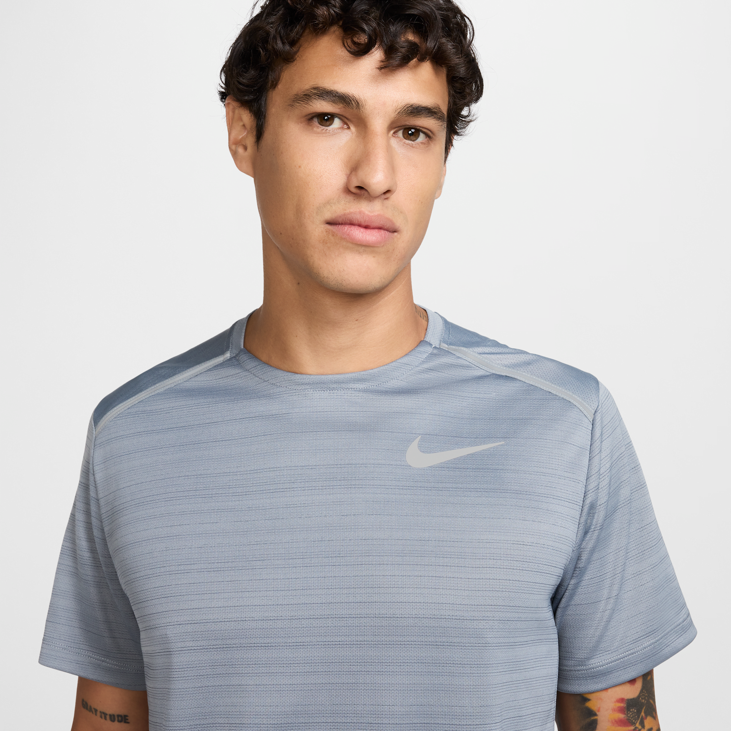 Haut de running à manches courtes Nike Miler pour Homme - Gris