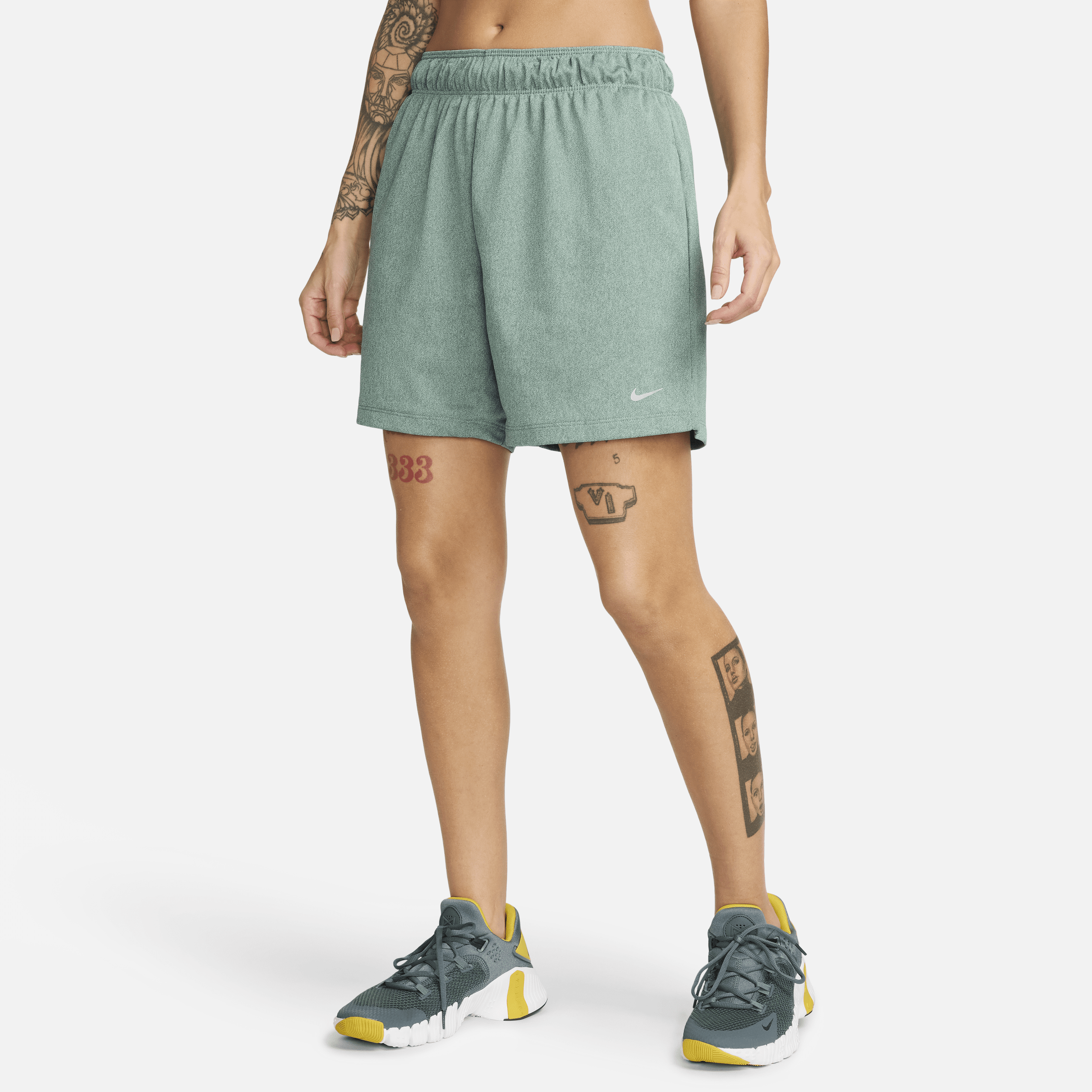 Nike Attack ongevoerde fitnesshorts met Dri-FIT en halfhoge taille voor dames (13 cm) Groen