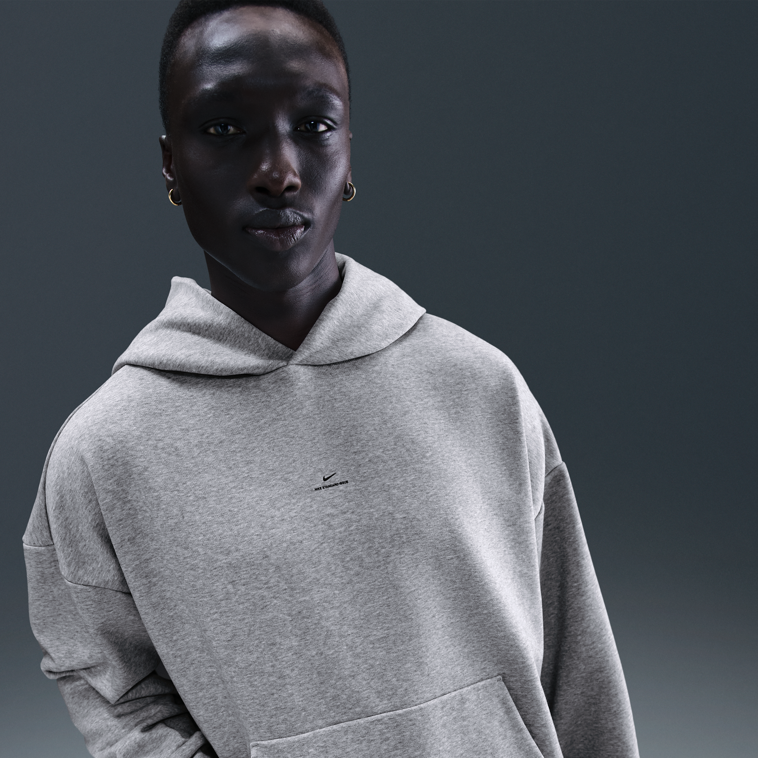 Thumbnail - Nike Standard Issue Therma-FIT-Basketball-Hoodie aus gebürstetem Fleece (Herren) - Grau