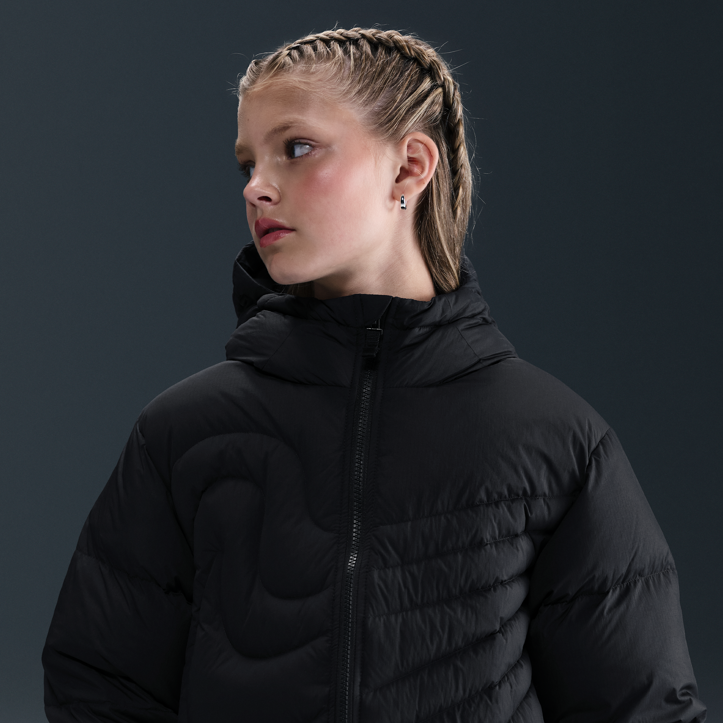Thumbnail - Nike Swoosh Therma-FIT lockere Puffer-Jacke für ältere Kinder - Schwarz