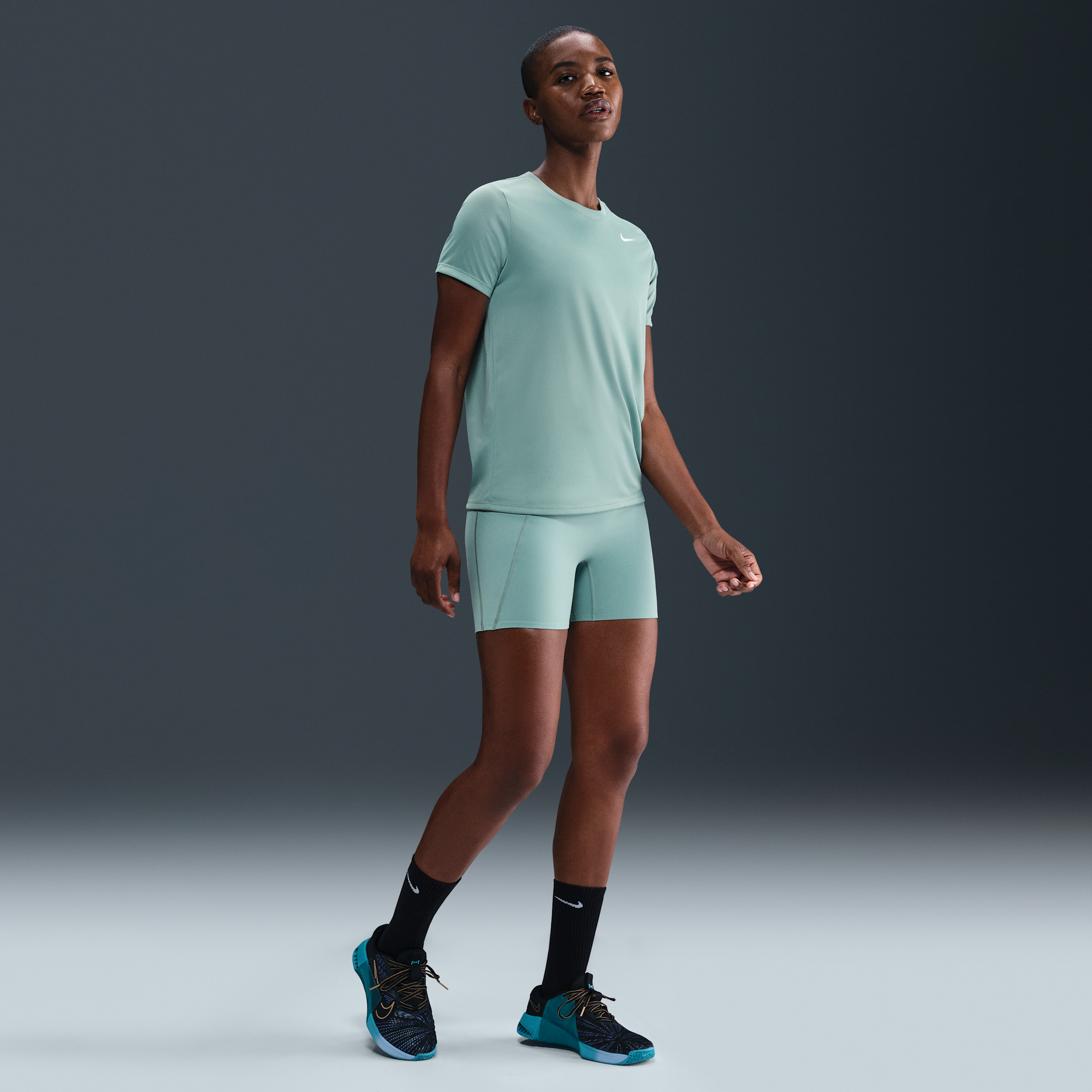 Thumbnail - Nike Universa Bike Shorts mit Taschen, mittlerem Halt und hohem Bund (Damen) (ca. 12,7 cm) - Grün