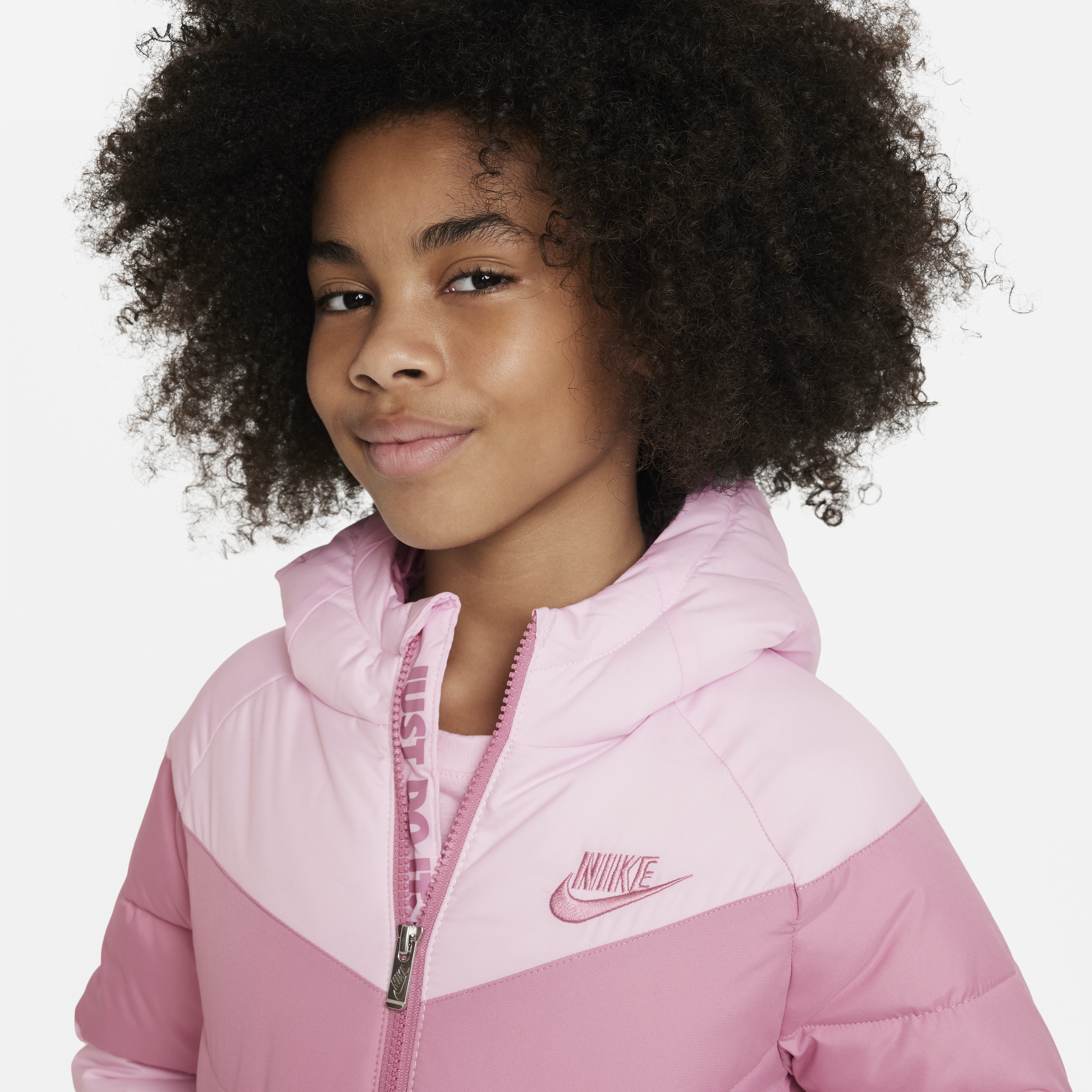 Thumbnail - Nike Chevron-Puffer-Jacke mit Kapuze für jüngere Kinder - Pink