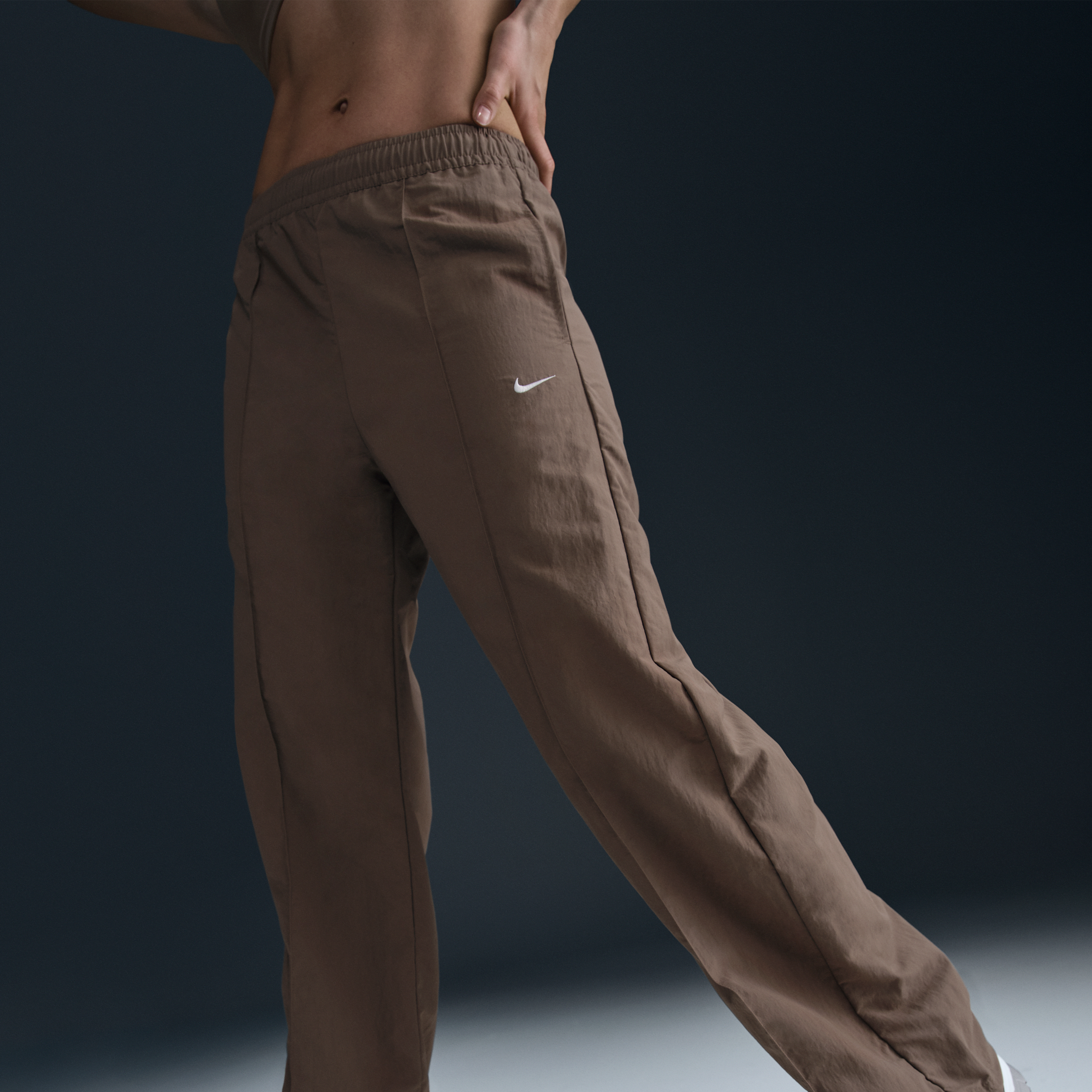 Pantalon taille mi-haute à ourlet ouvert Nike Sportswear Everything Wovens pour femme - Marron