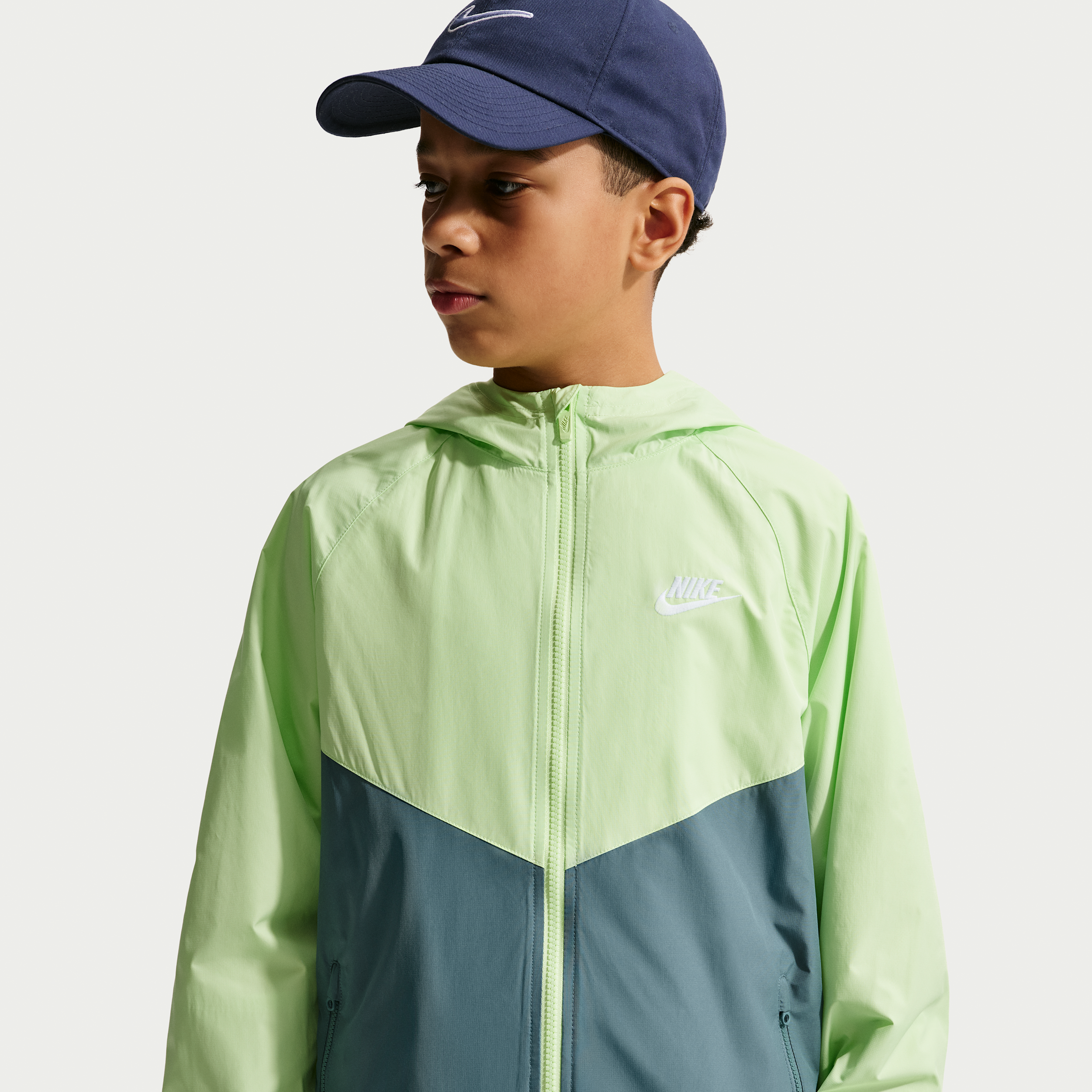 Thumbnail - Nike Windrunner Repel-Jacke mit Kapuze für ältere Kinder - Grün
