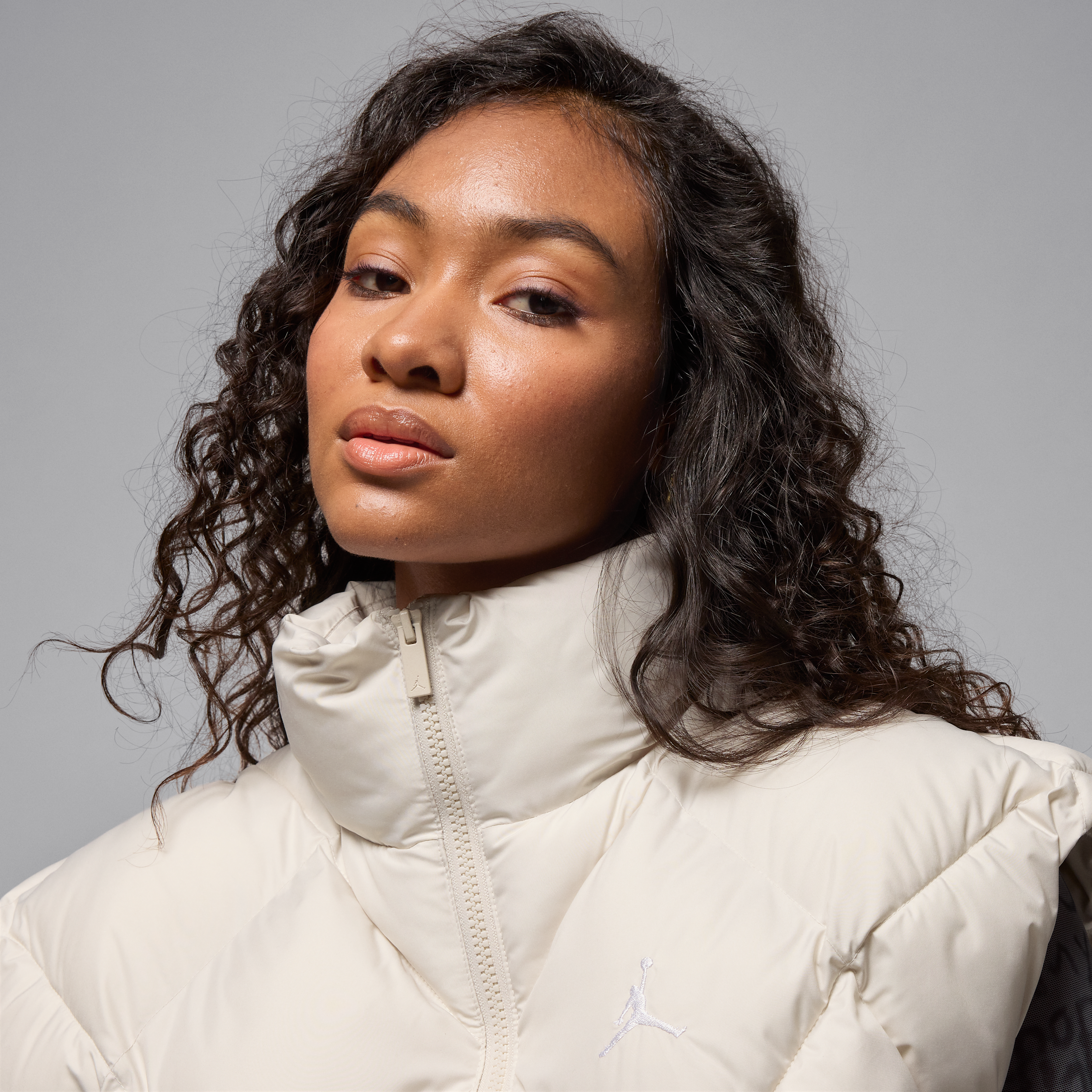 Thumbnail - Jordan Brooklyn gesteppte Therma-FIT Puffer-Weste (Damen) - Braun