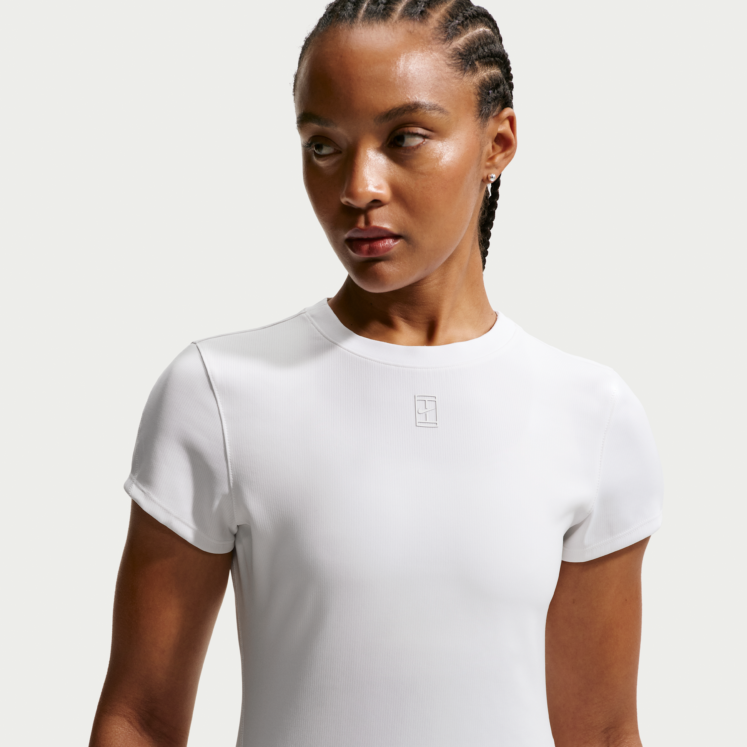 Kortærmet NikeCourt Advantage-Dri-FIT-tennisoverdel til kvinder – hvid