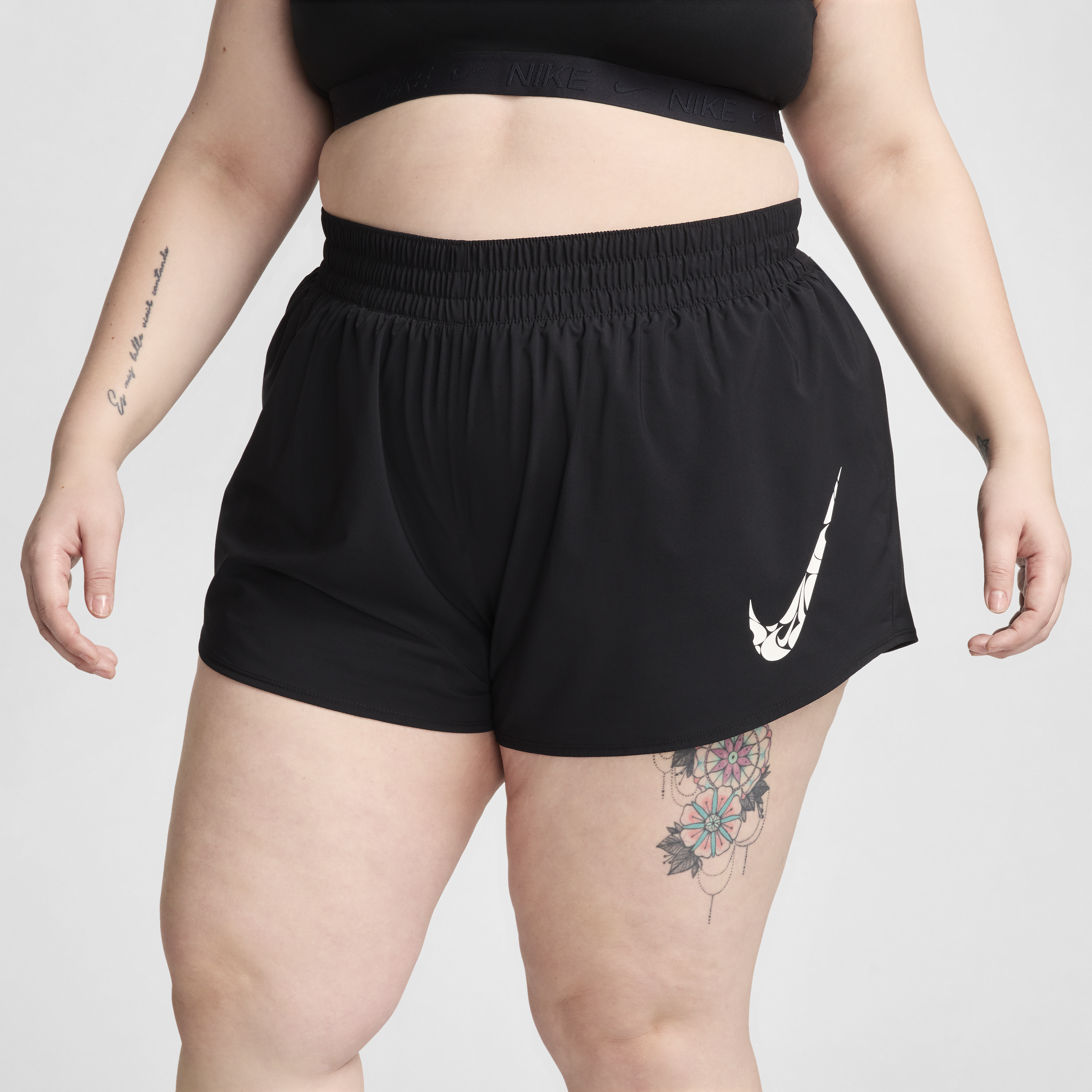 Nike One Swoosh hardloopshorts met Dri-FIT halfhoge taille en binnenbroekje voor dames (Plus Size) Zwart