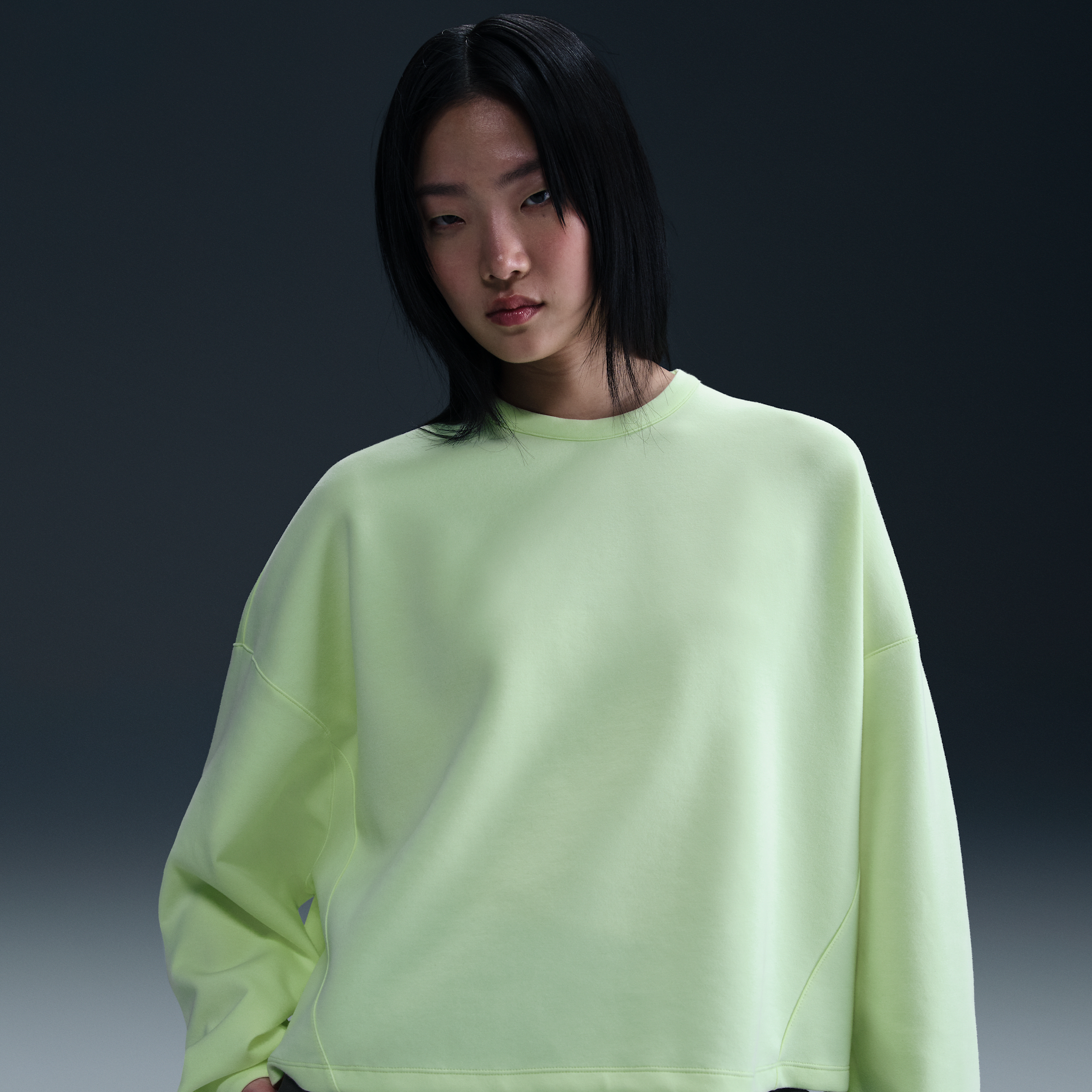 Thumbnail - Nike 24.7 ImpossiblySoft Oversize-Rundhalsshirt mit Dri-FIT-Technologie (Damen) - Gelb