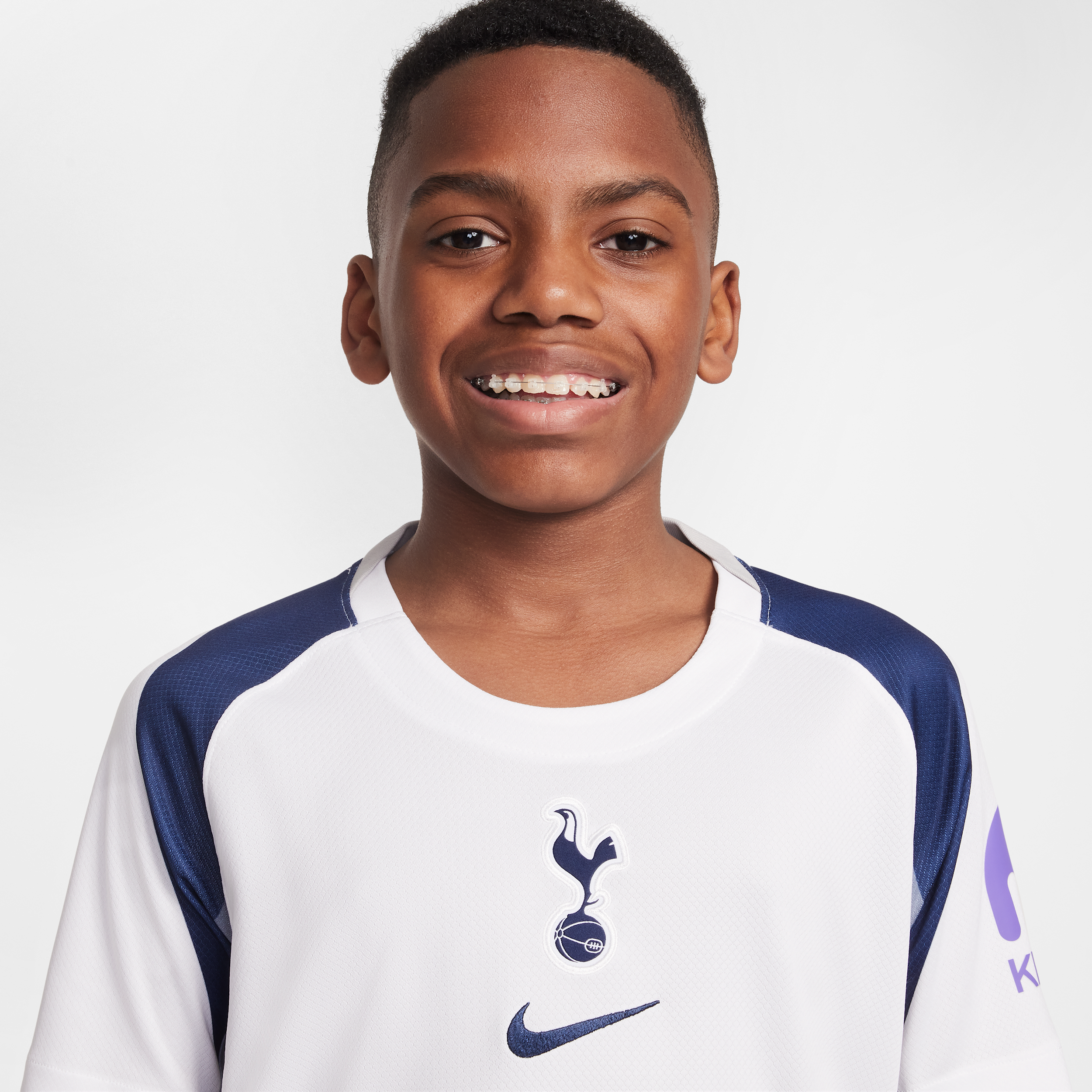Thumbnail - Tottenham Hotspur 2025/26 Stadium Home Nike Replika Fußballtrikot mit Dri-FIT-Technologie (ältere Kinder) - Weiß