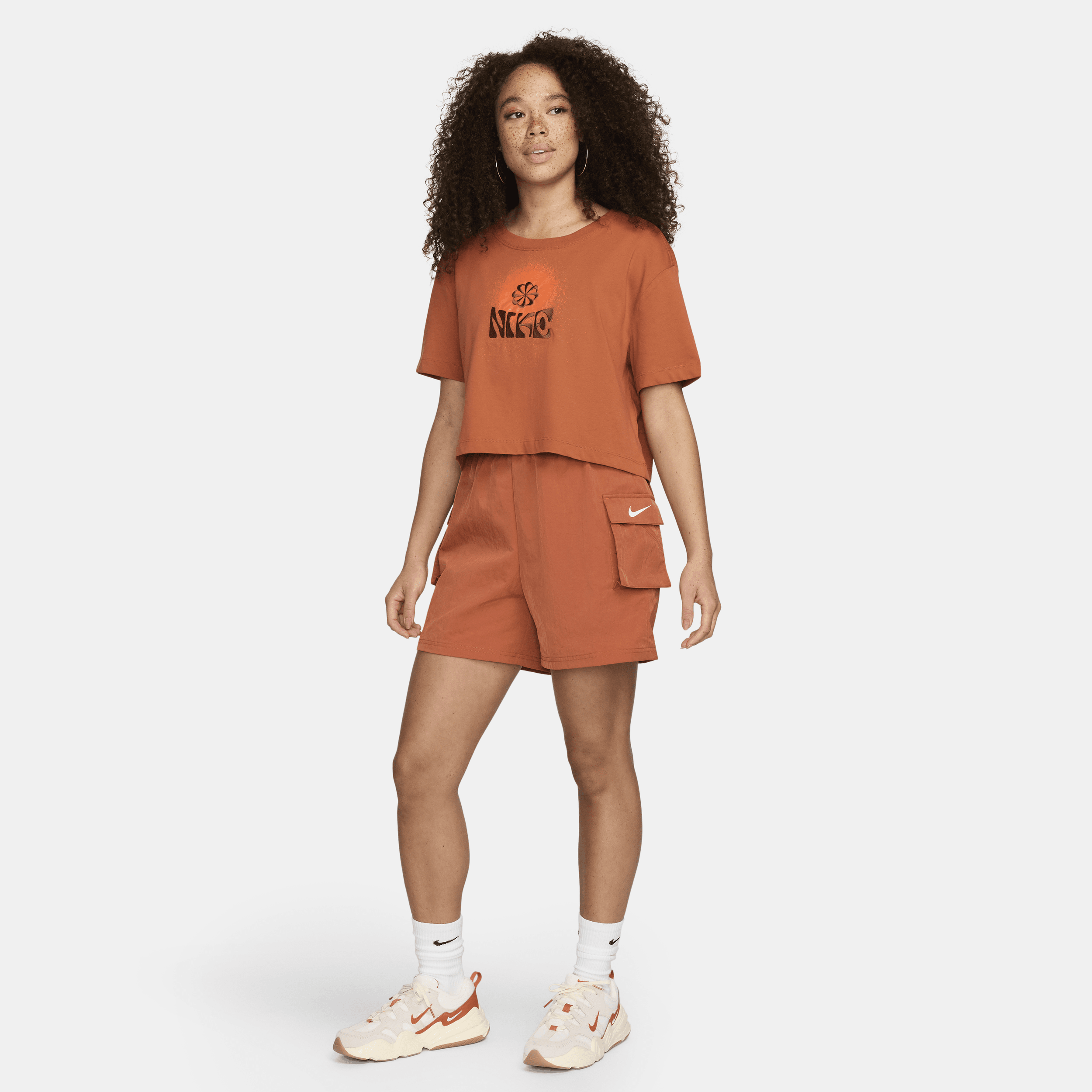 Nike Sportswear Essential Geweven damesshorts met hoge taille Oranje