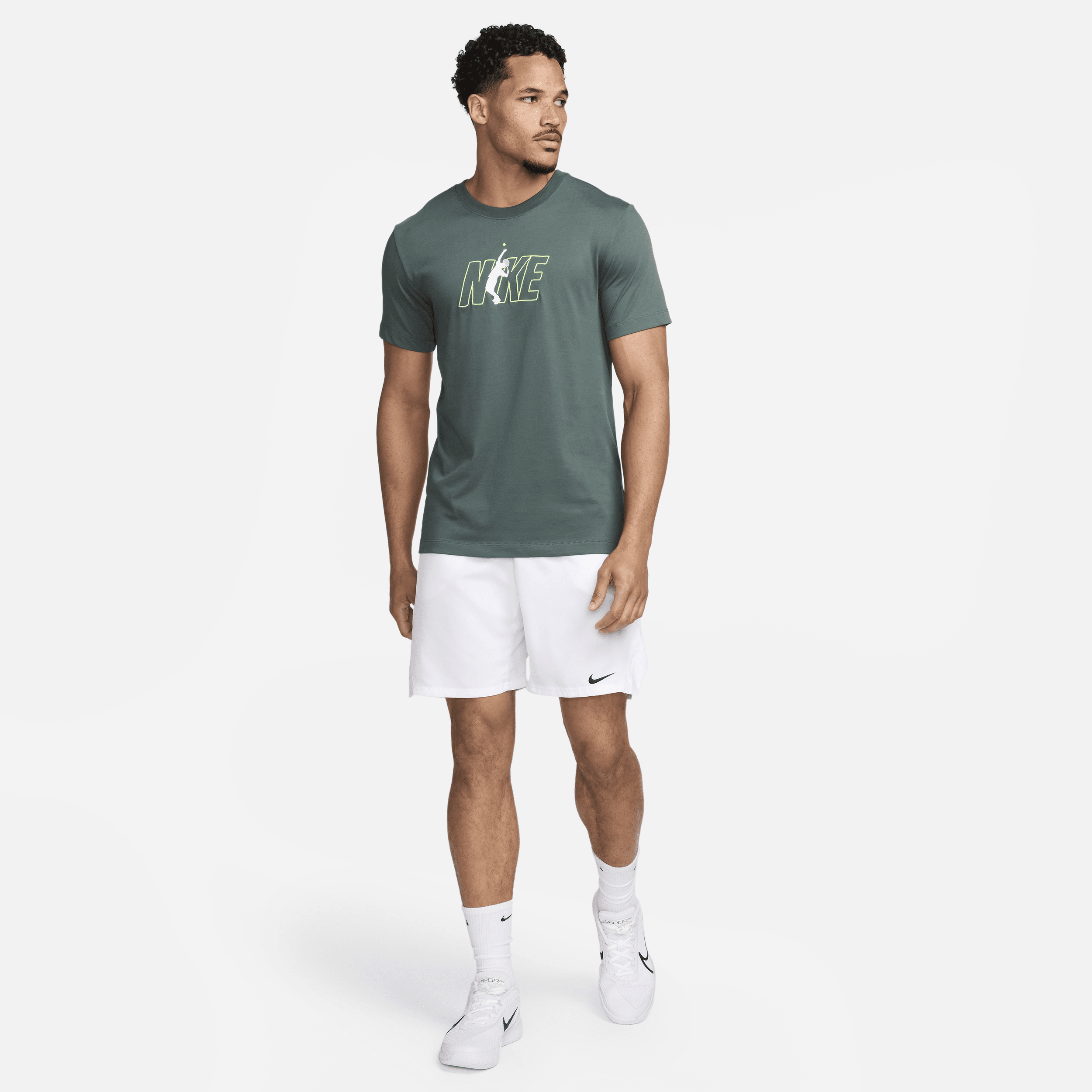Nike Court Dri-FIT Tennisshirt voor heren Groen