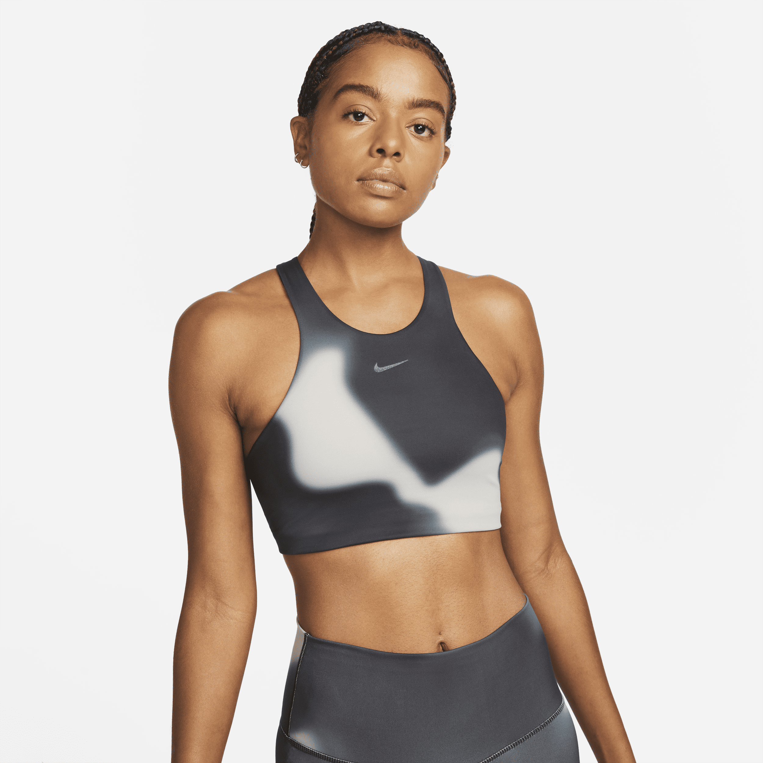 Damski stanik sportowy z lekką podszewką, średnim wsparciem i gradientowym zabarwieniem Nike Yoga Swoosh - Szary