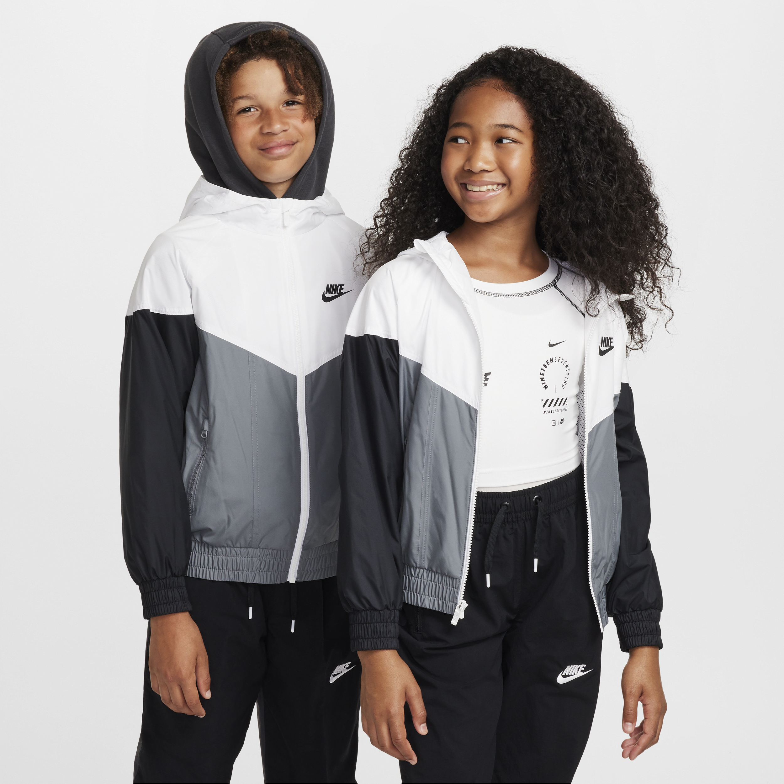 Veste à capuche déperlante Nike Sportswear Windrunner pour ado - Blanc