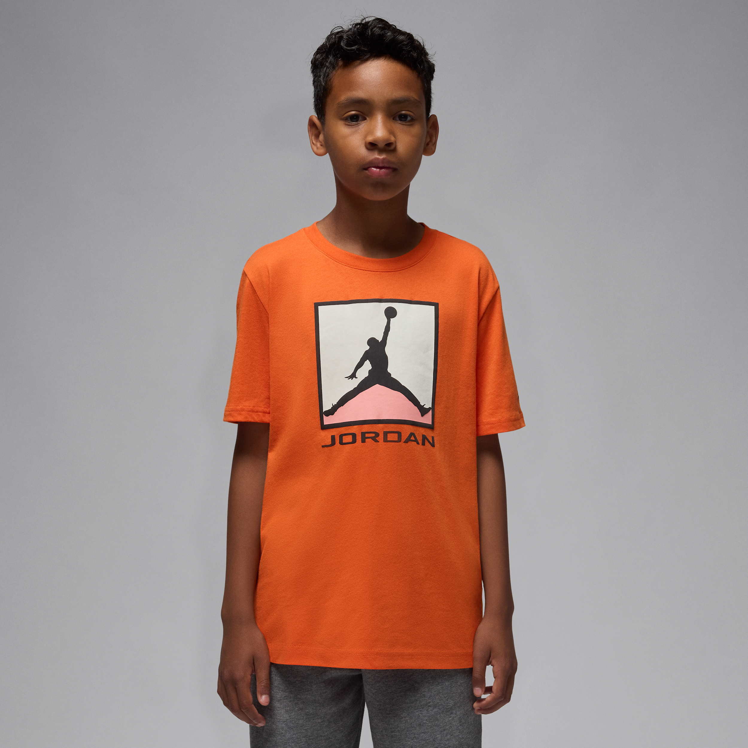 Jordan Flight Essentials T-shirt met boxed logo 3.0 voor kids - Oranje
