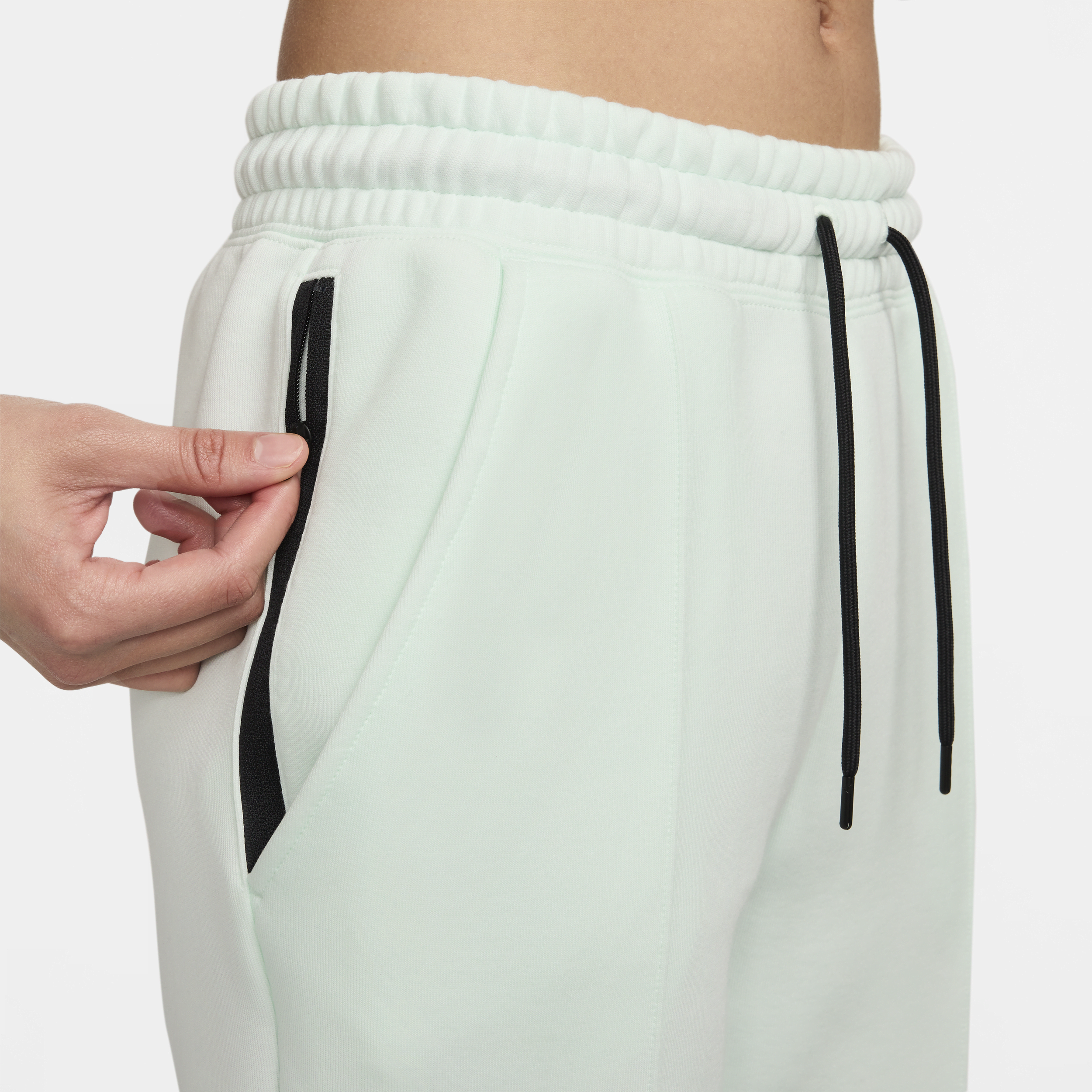 Nike Sportswear Tech Fleece Joggingbroek met halfhoge taille voor dames Groen