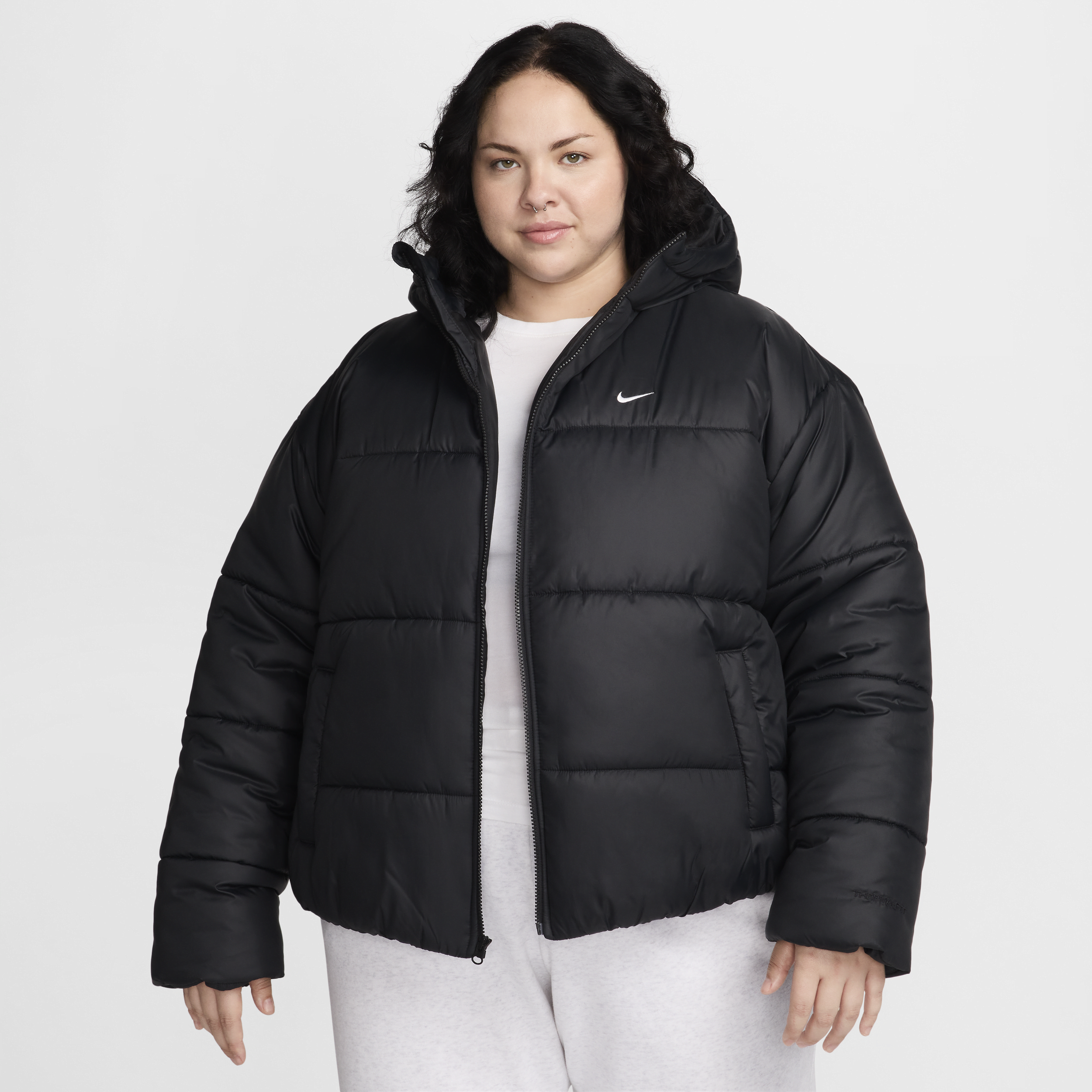 Thumbnail - Nike Classic Puffer lockere Therma-FIT-Kapuzenjacke (Damen, große Größen) - Schwarz