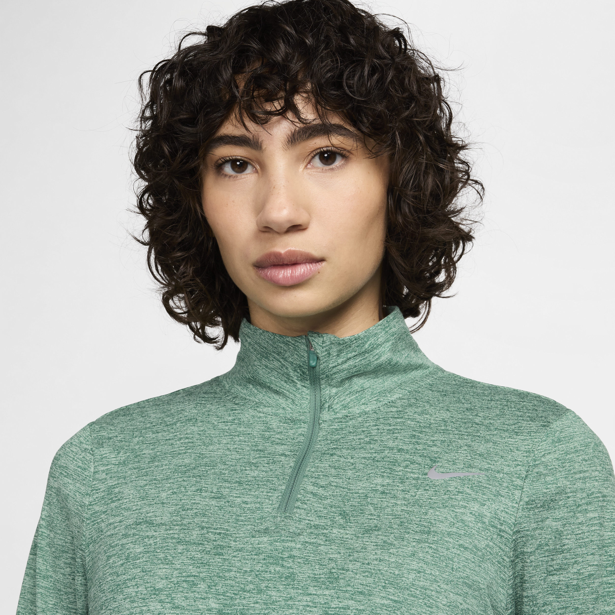 Nike Swift hardlooptop met korte rits en UV-bescherming voor dames Groen