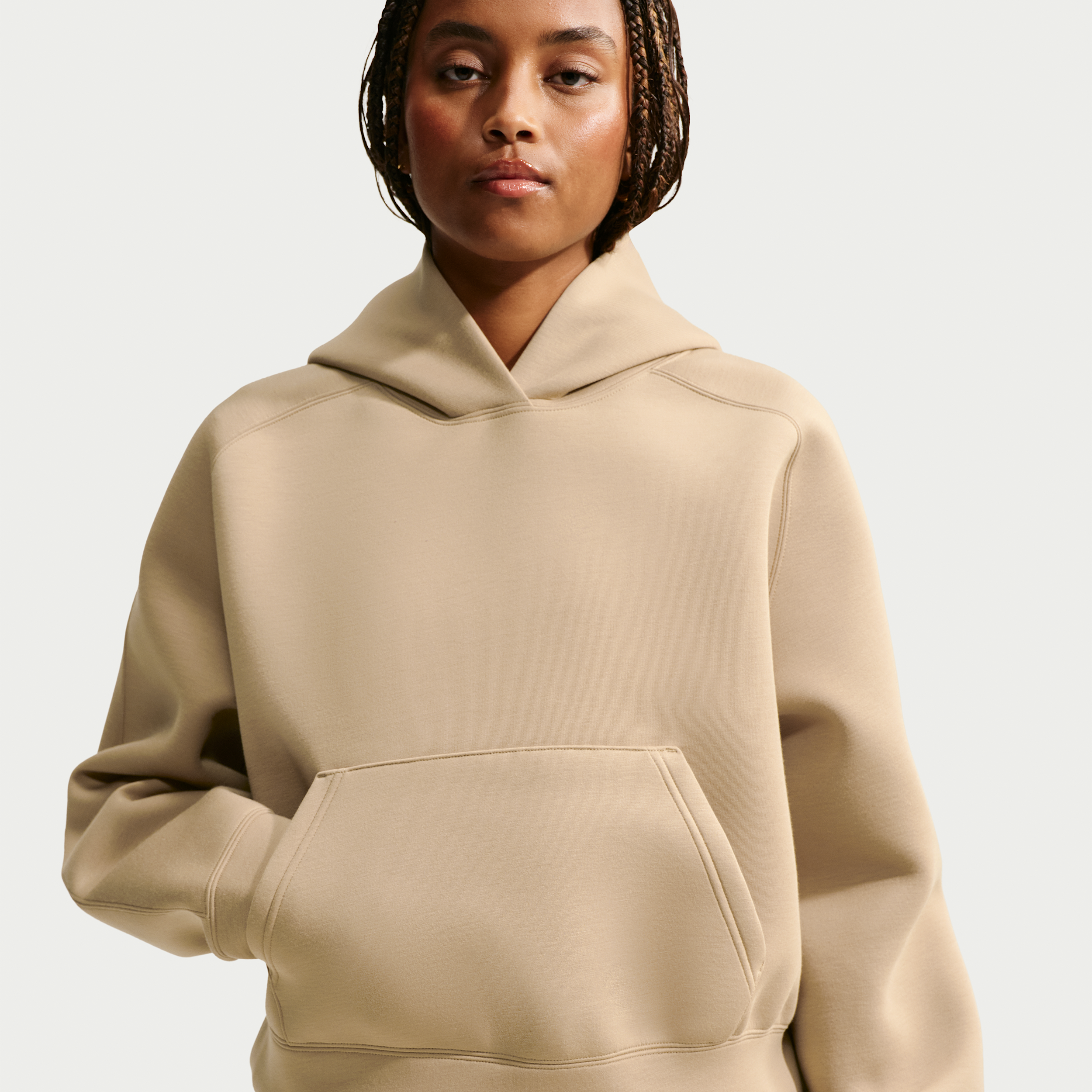 Oversized Nike Pregame Fleece-hættetrøje til kvinder - brun