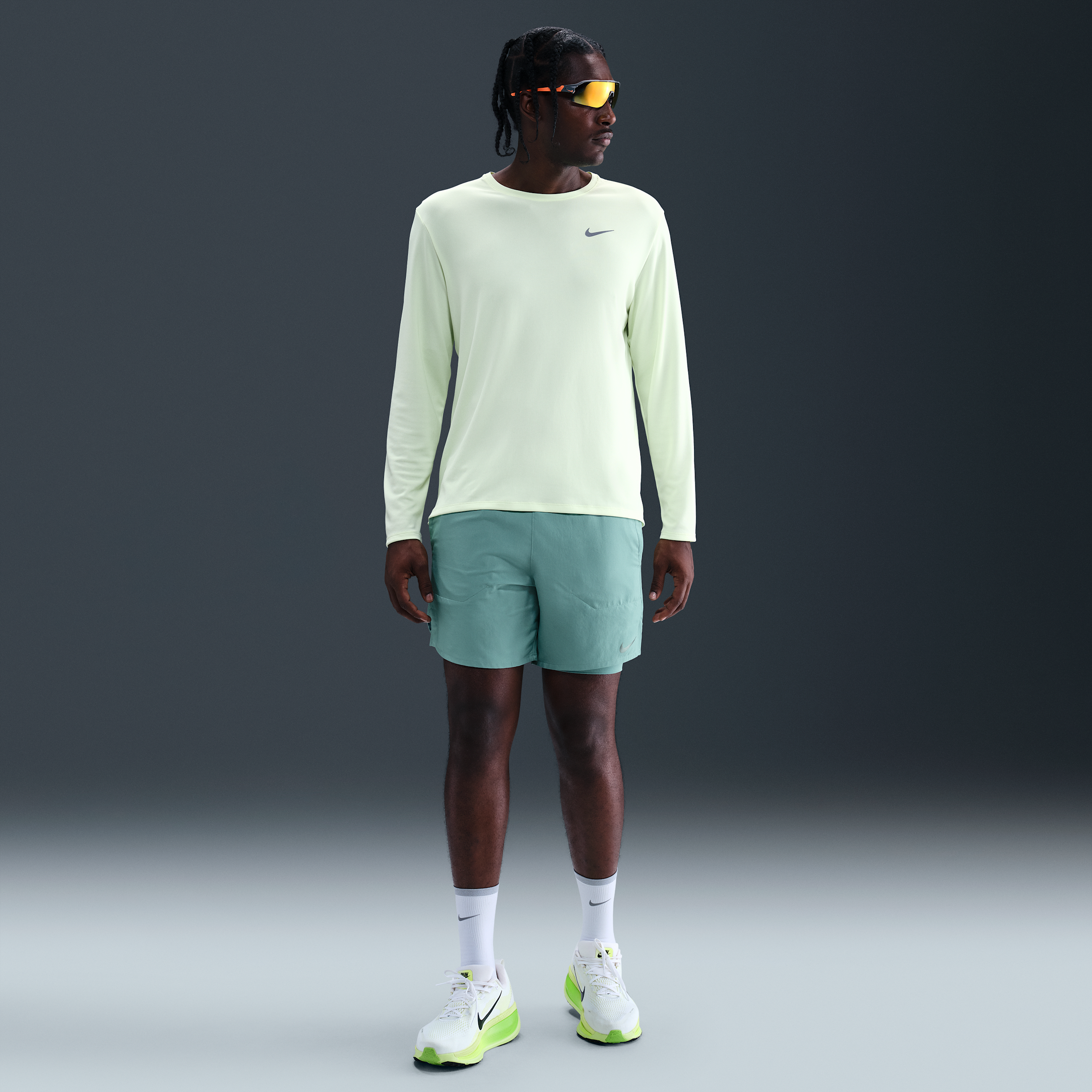 Thumbnail - Nike Stride Dri-FIT 2-in-1-Laufshorts für Herren (ca. 18 cm) - Grün