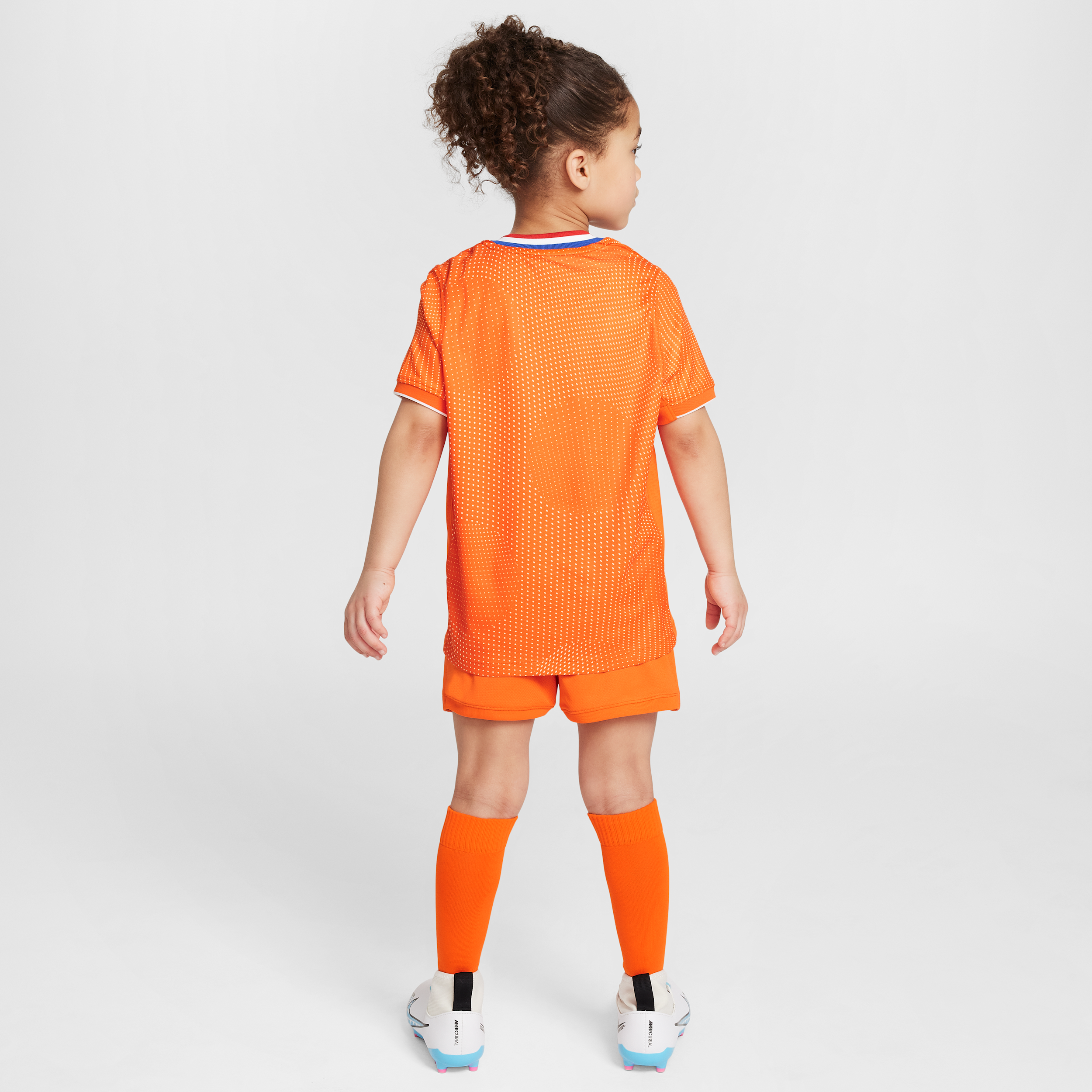 Thumbnail - Niederlande 2025/26 Stadium Home dreiteiliges Nike Replika Fußballtrikot-Set (jüngere Kinder) - Orange