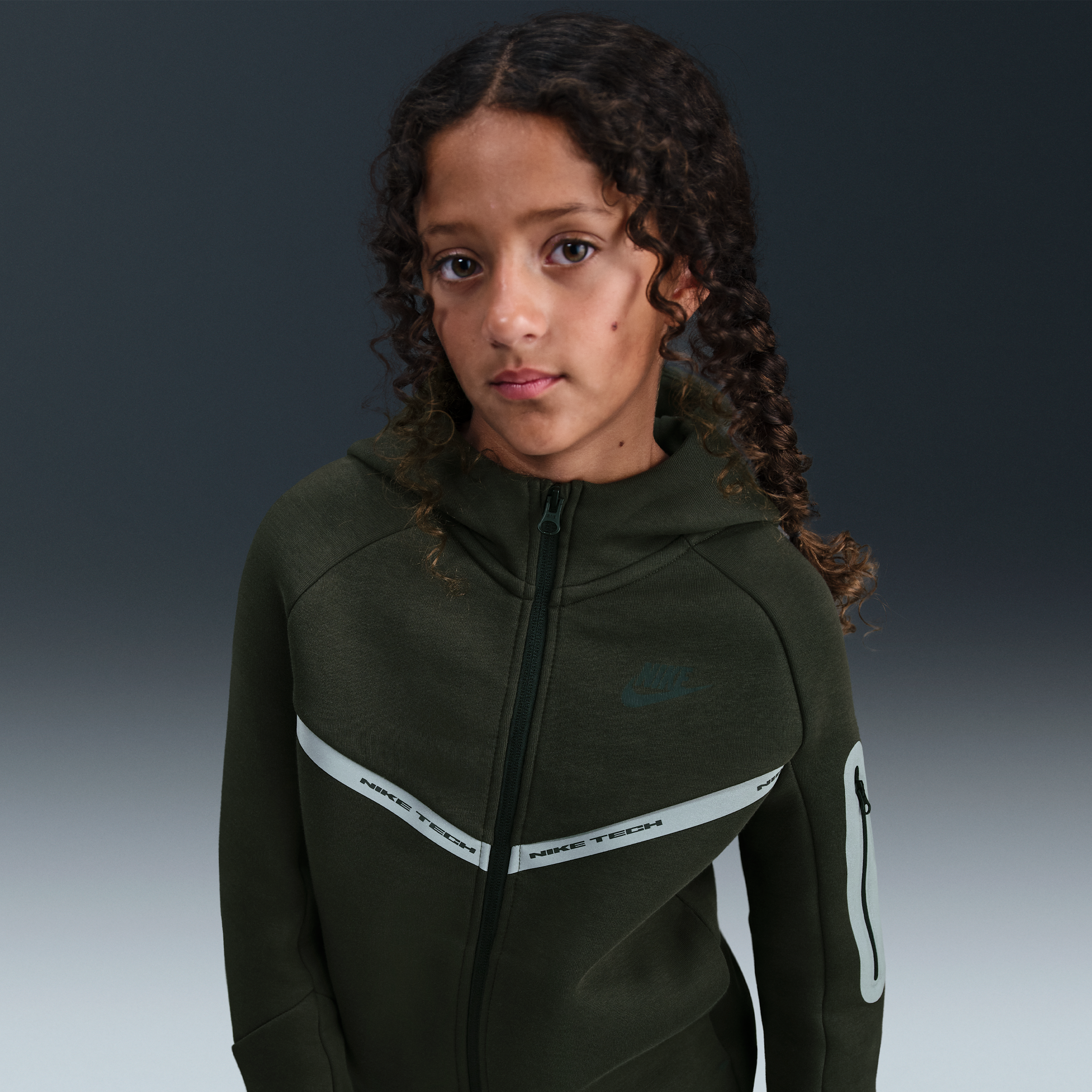 Thumbnail - Nike Tech Fleece Kapuzenjacke für ältere Kinder (Jungen) mit reflektierenden Akzenten - Grün