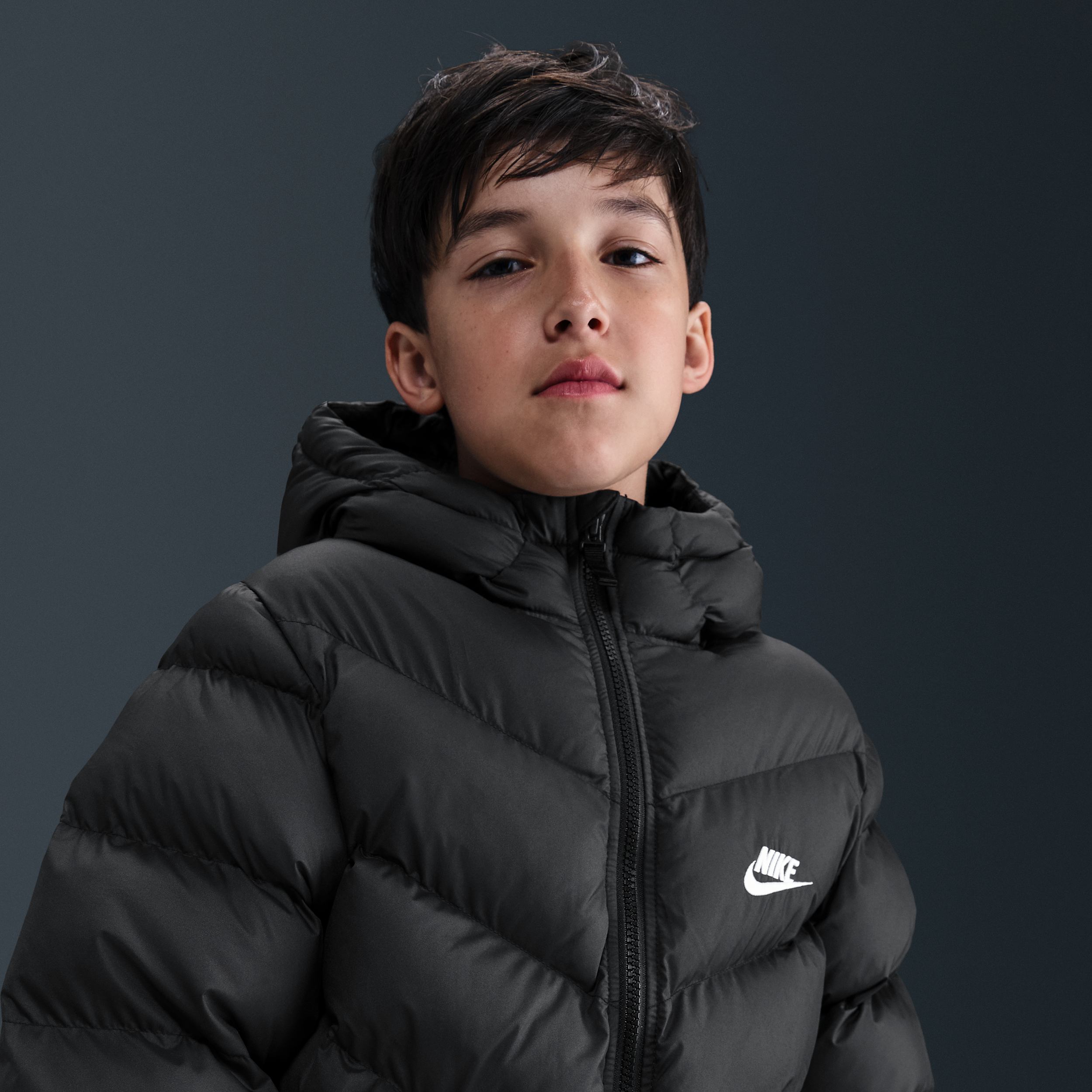 Thumbnail - Nike All Day Play mittellange Therma-FIT-Puffer-Jacke mit weiter Passform (ältere Kinder) - Schwarz