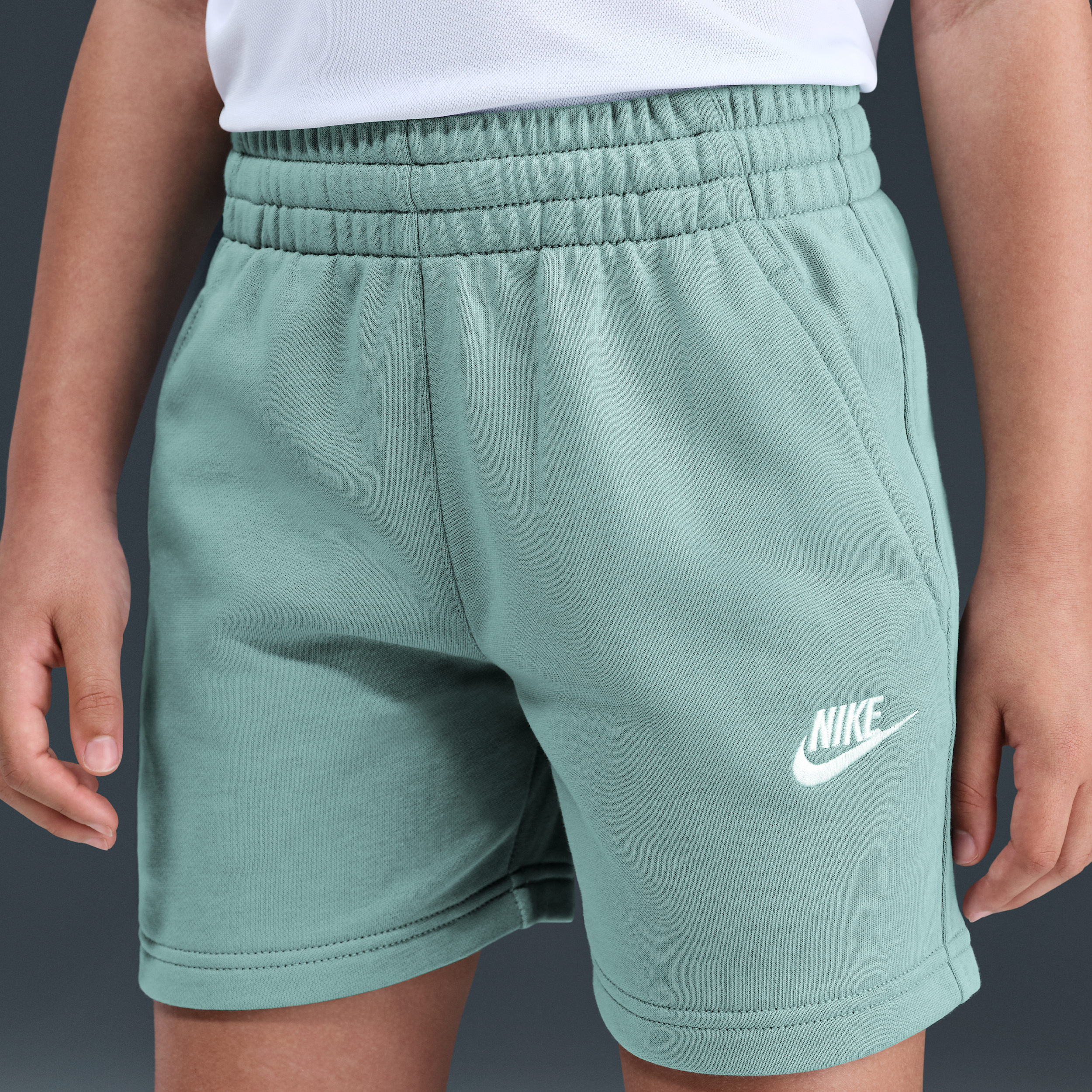 Thumbnail - Nike Sportswear Club French-Terry-Shorts (12,5 cm) für ältere Kinder (Mädchen) - Grün
